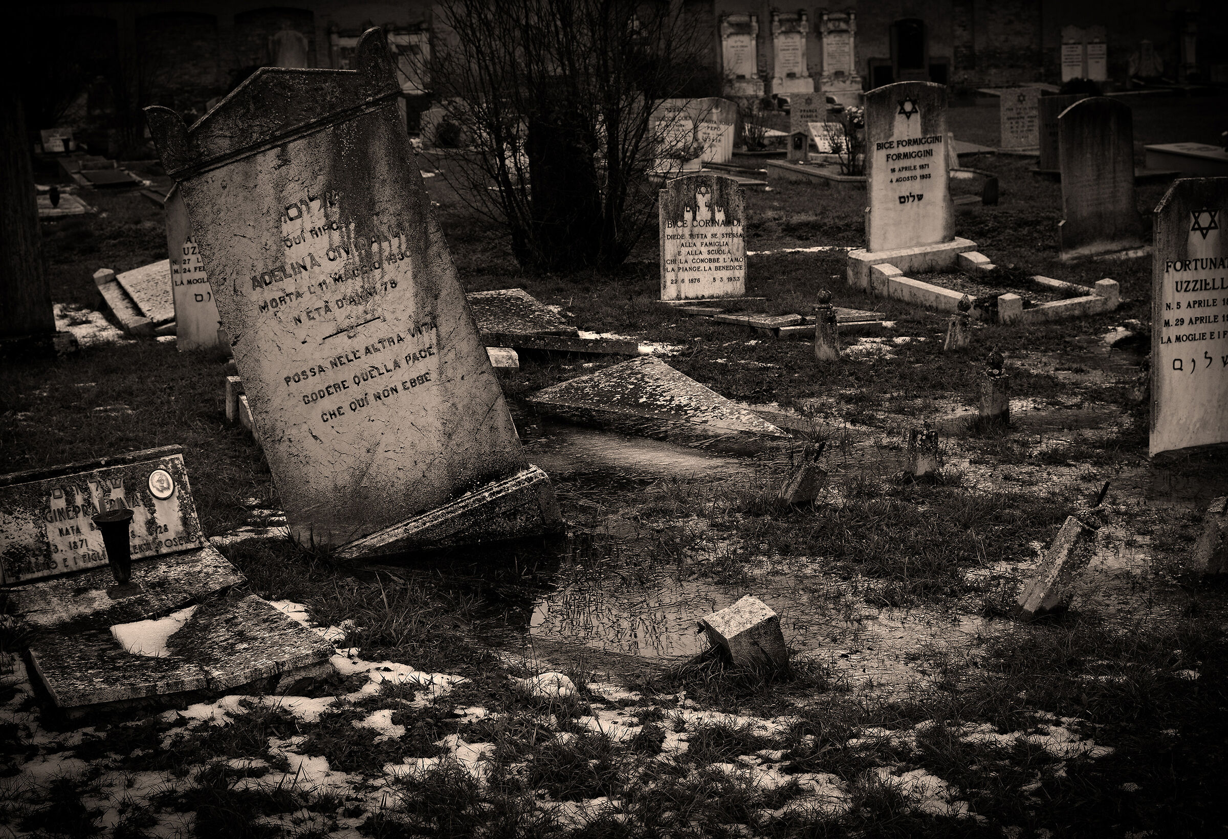 Fra le tombe del cimitero ebraico...
