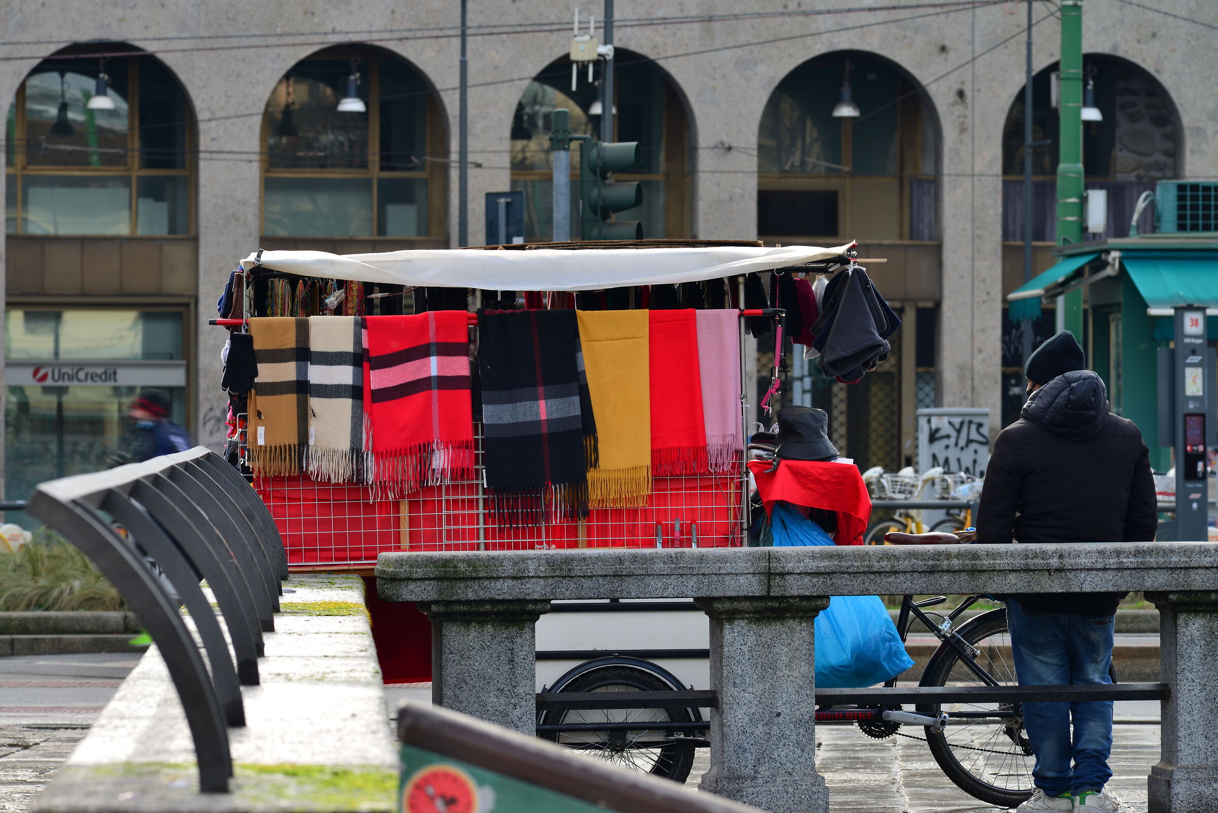 Milano-venditore di sciarpe...