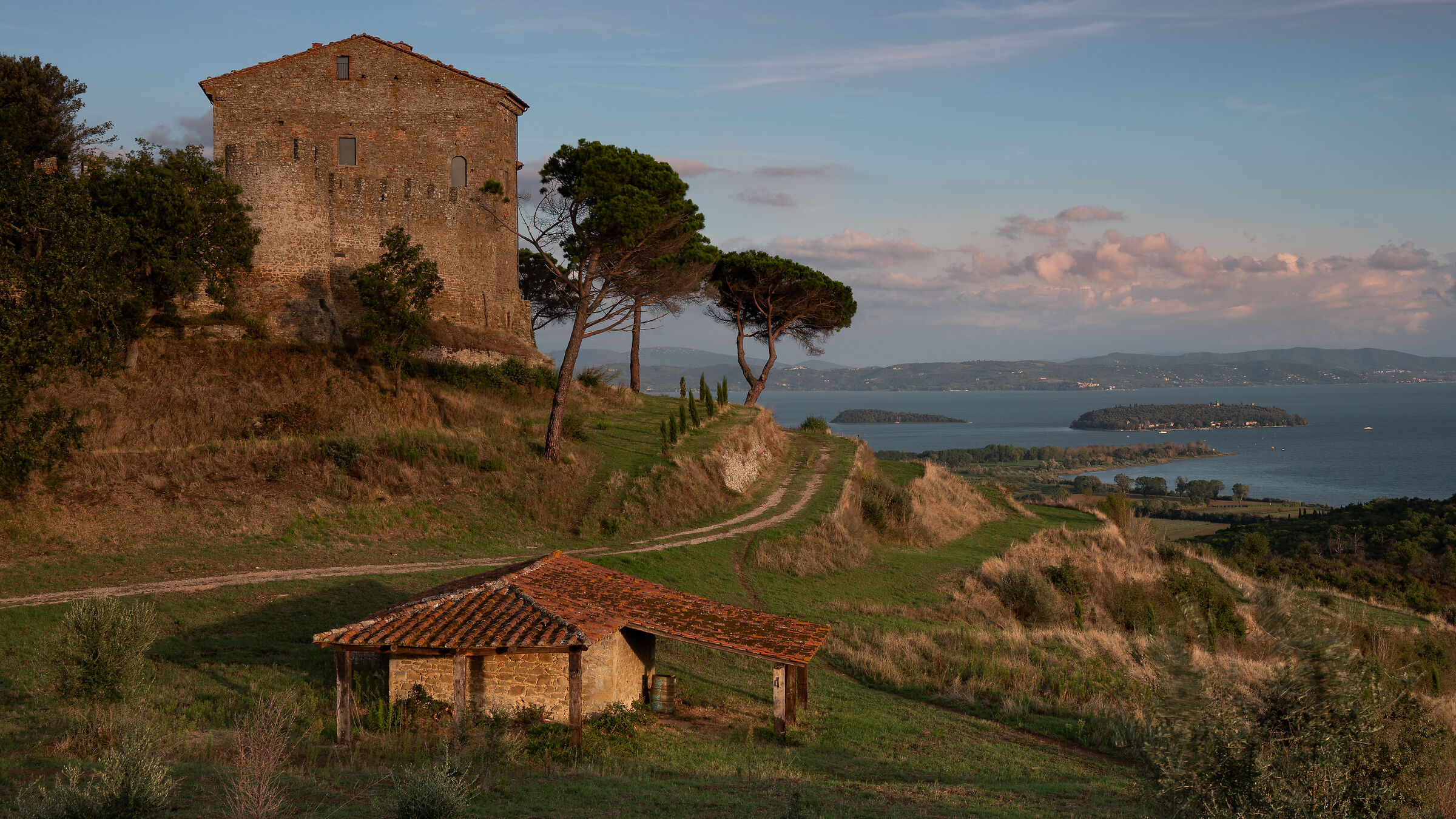 From the castle of Montegualandro to the Trasimeno...