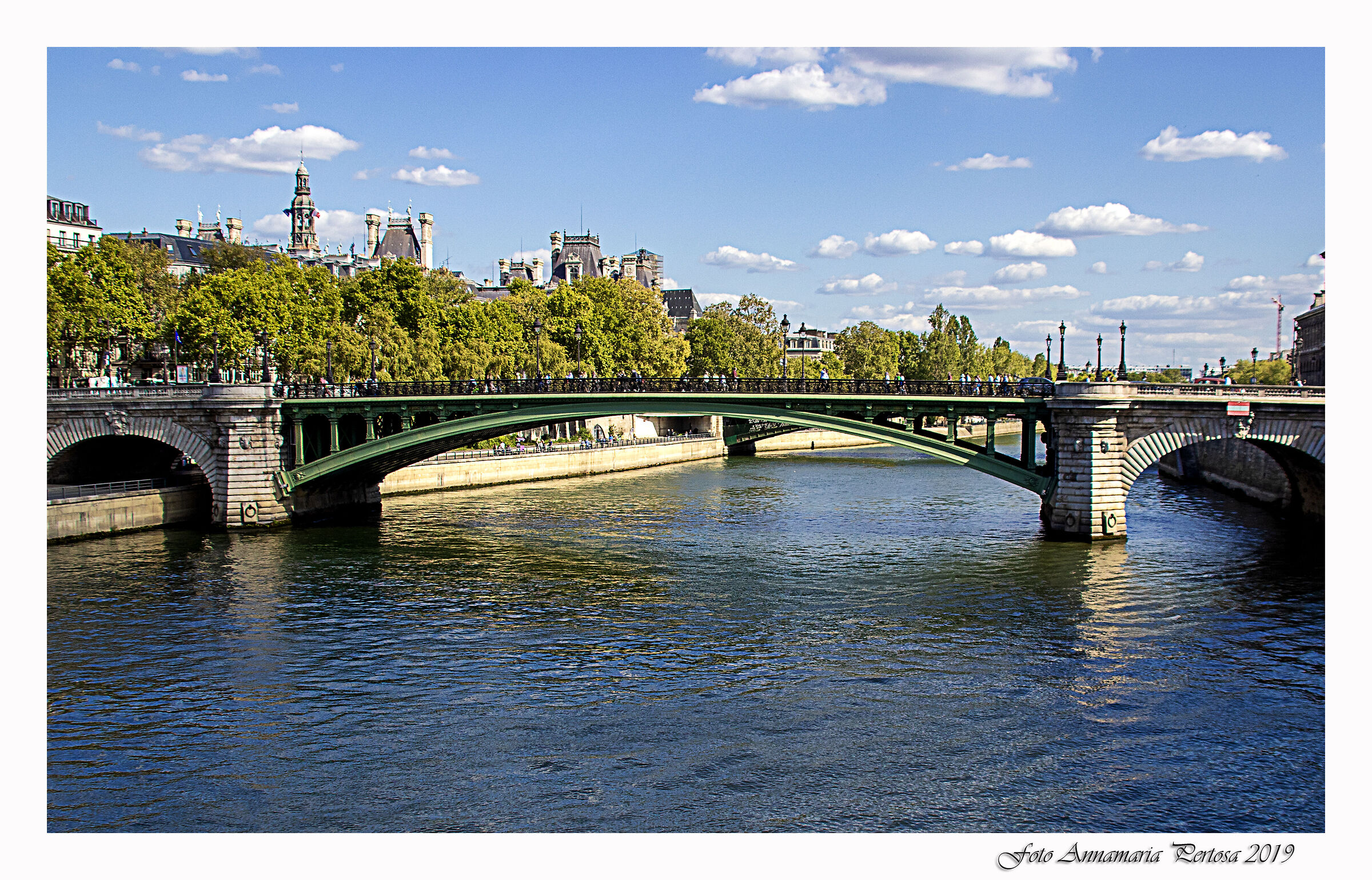 Paris, its bridges and the Seine...