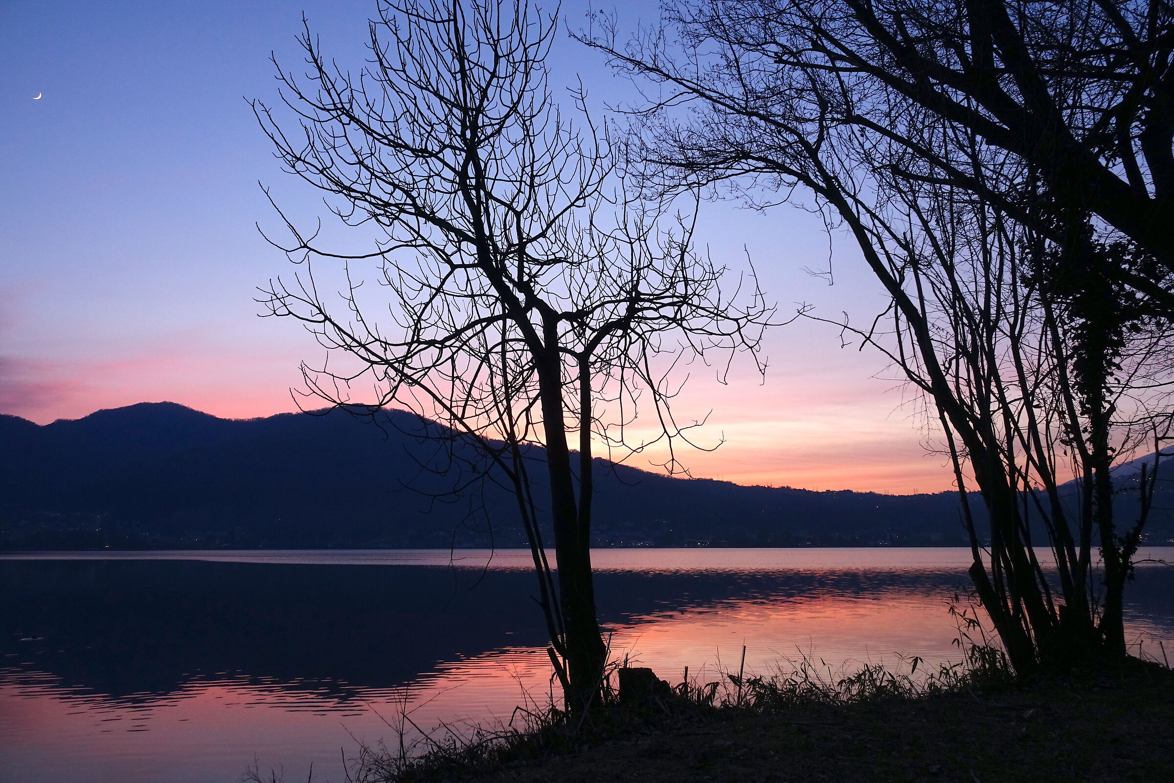 Winter sunset on Lake Garlate ...