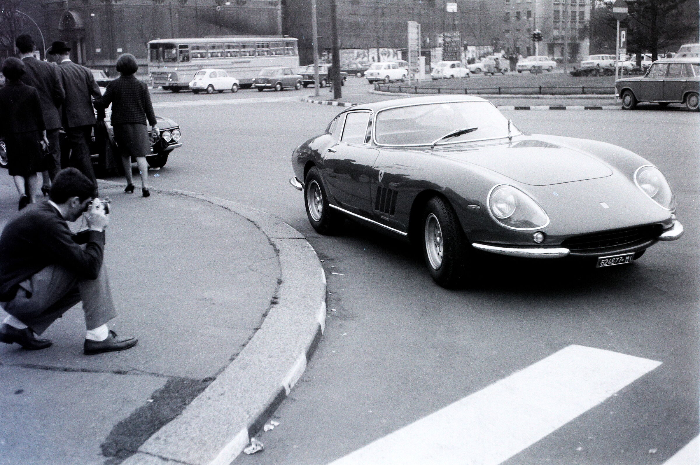 Fotoamatore fotografa Ferrari  275 gtb-  Milano 1966...