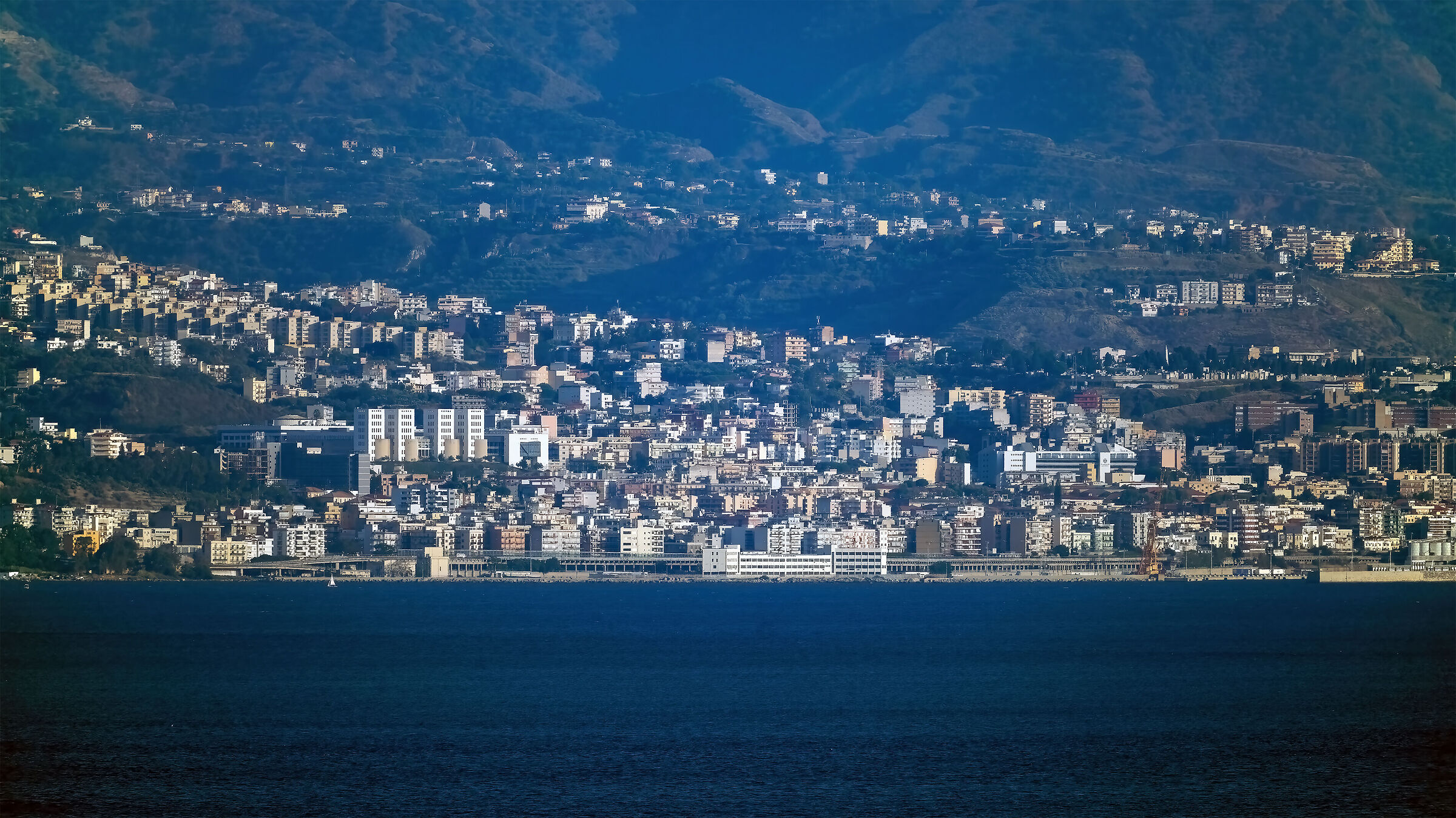Stretto di Messina. Messina -> Villa S.Giovanni 6 km...