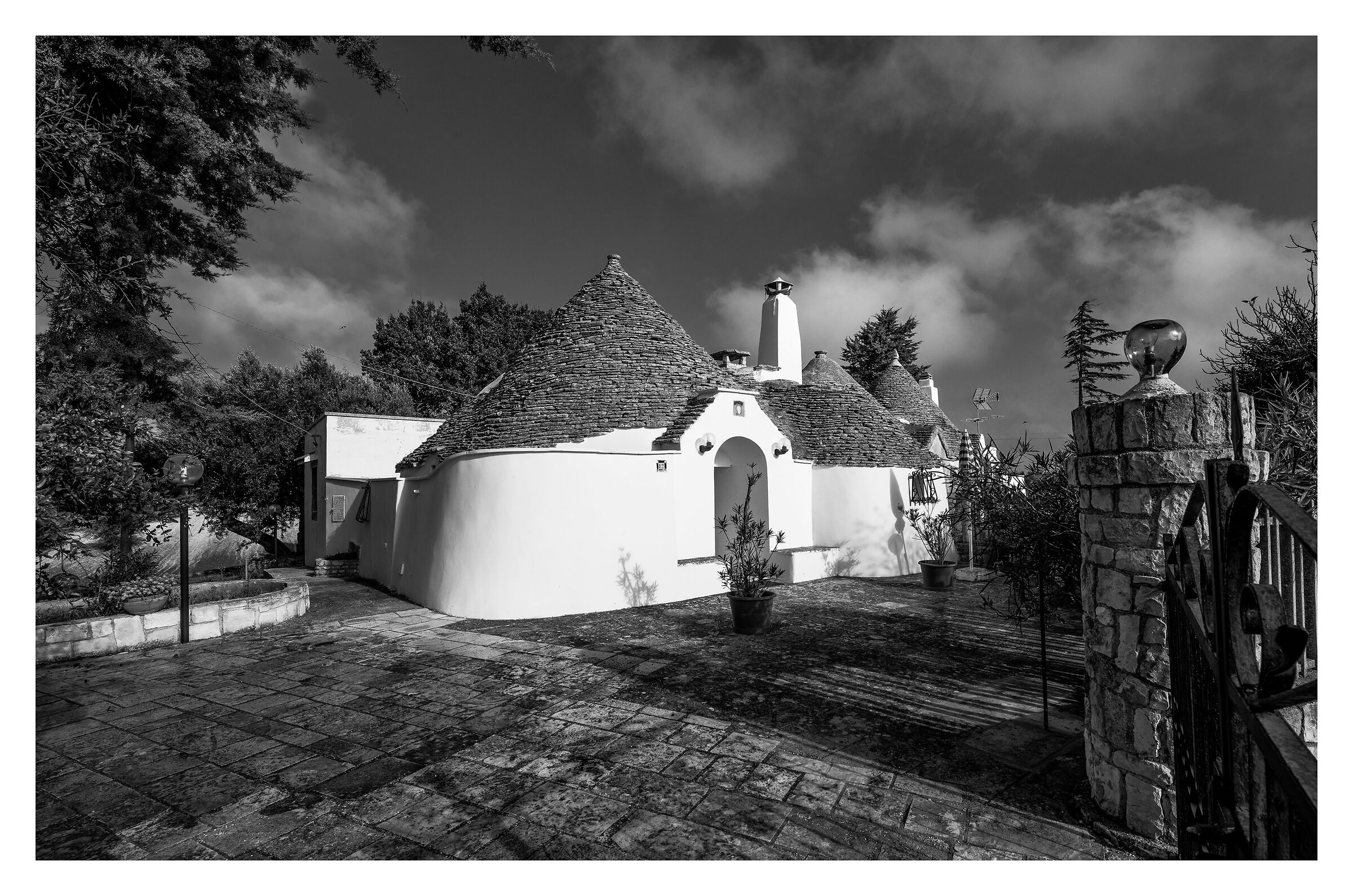 Puglia-Moderno trullo in Val d'Itria...