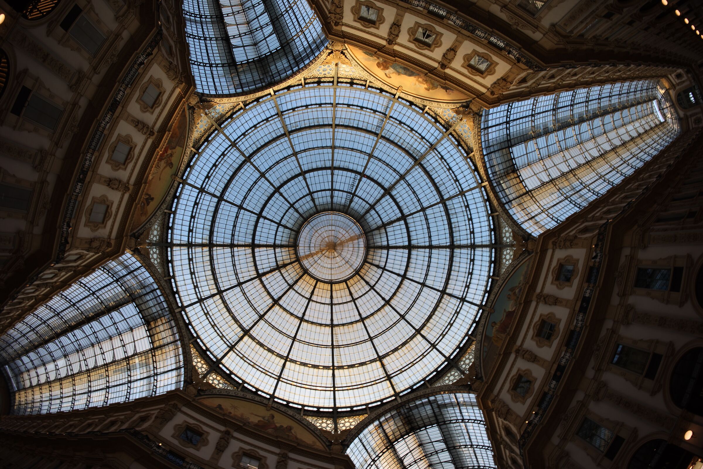 The eye of the Gallery (Galleria Vittorio Emanuele, MI)...