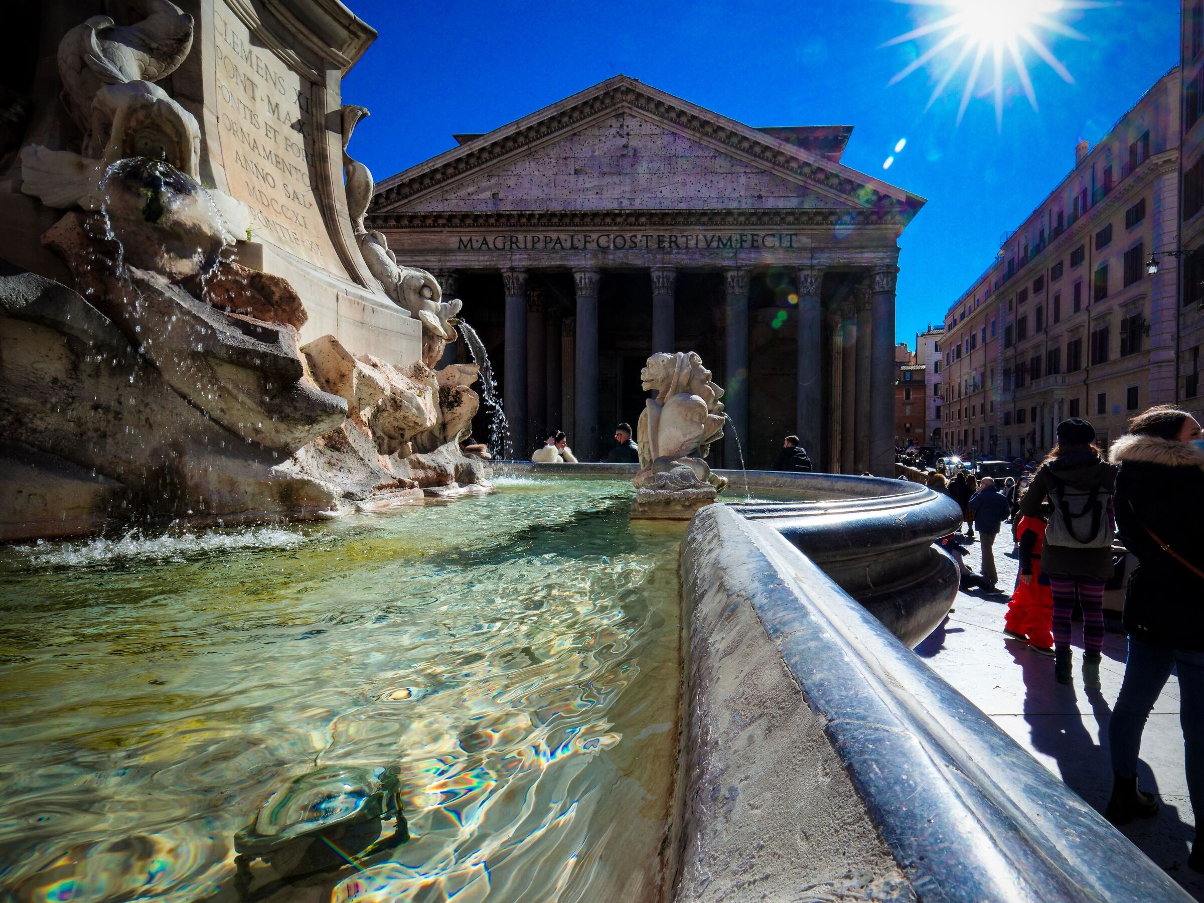 Pantheon con il sole...