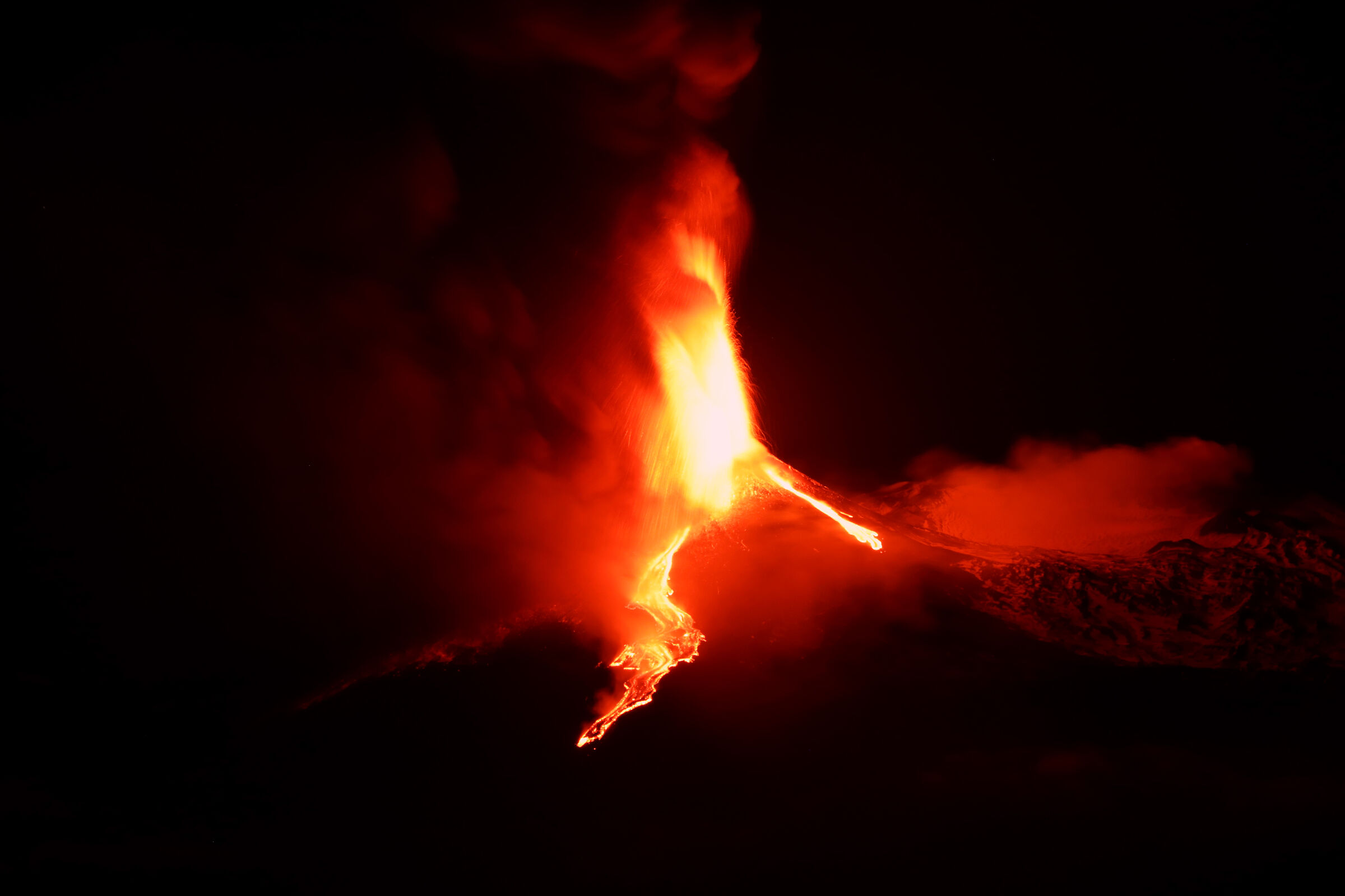 Eruption of Etna of 18-2-2021 at 1 am....
