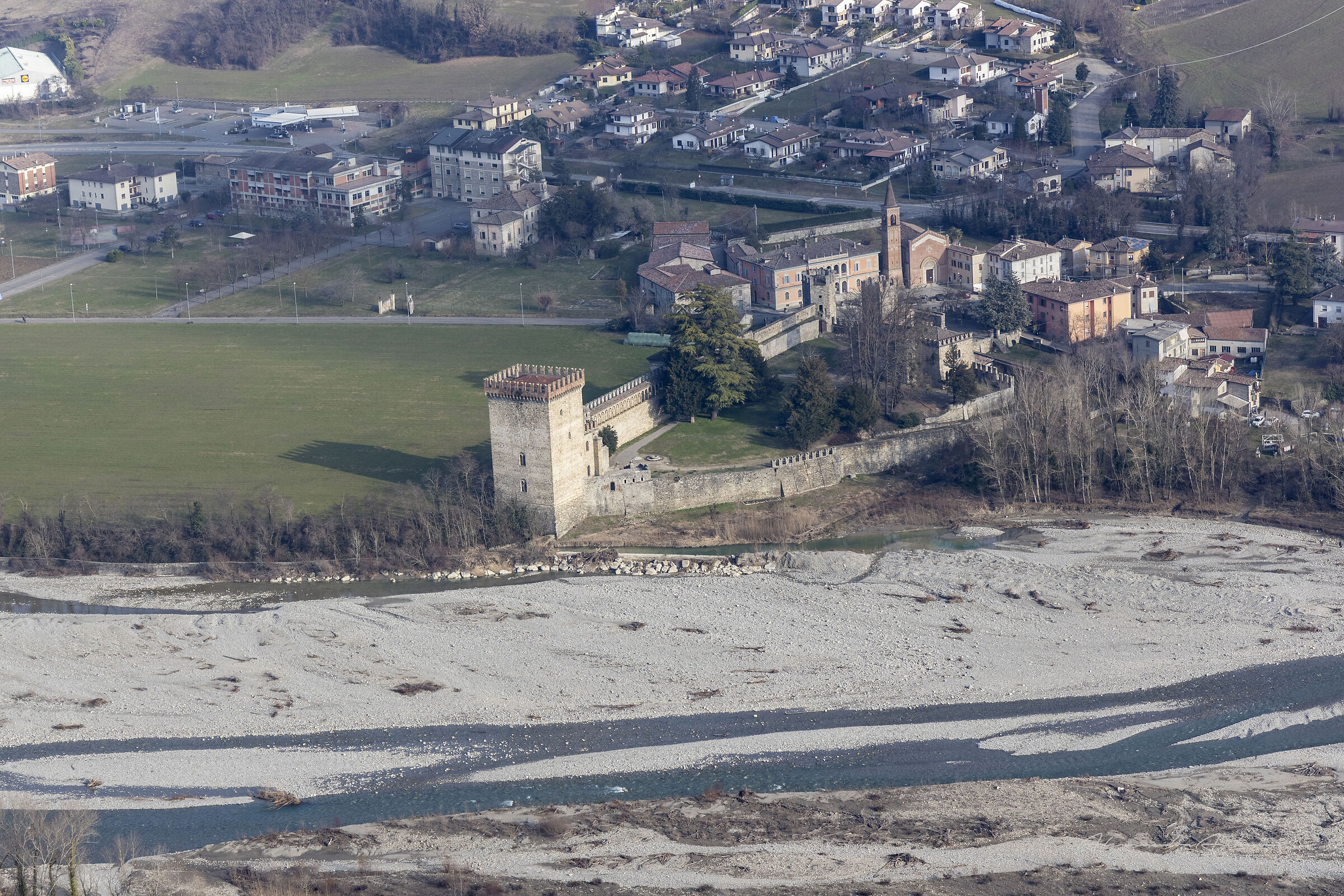 Volando sul castello di Riva sul torrente Nura...