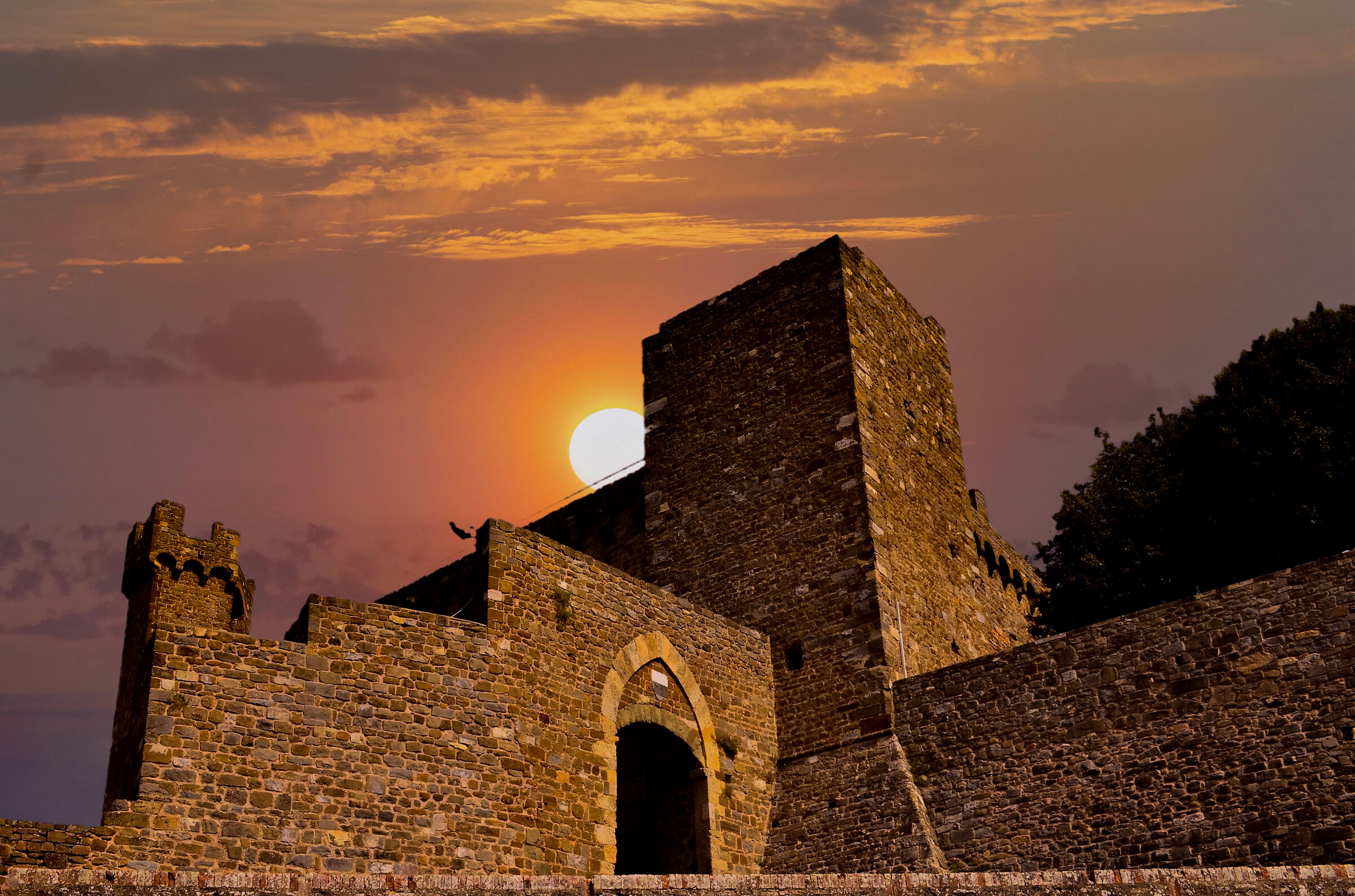 Tramonto sul castello di Montalcino...