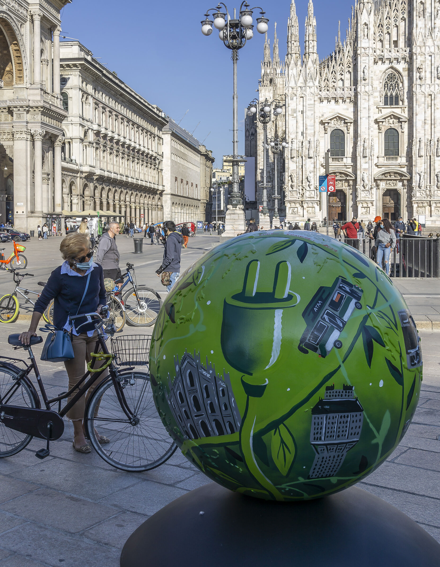 WePlanet - Easter 2021 in Piazza del Duomo. 16:16:14...