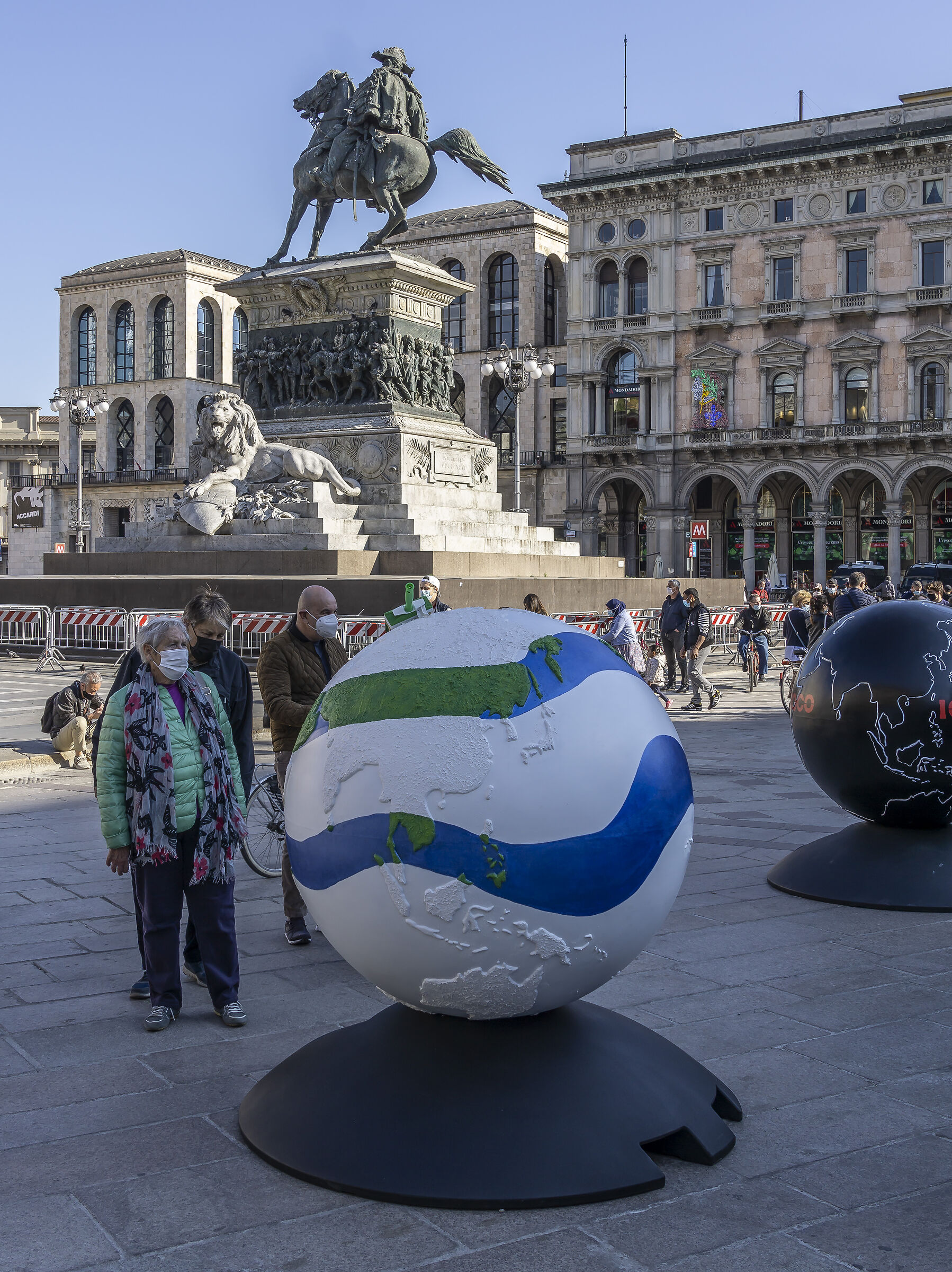 WePlanet - Easter 2021 in Piazza del Duomo. 16:16:50...