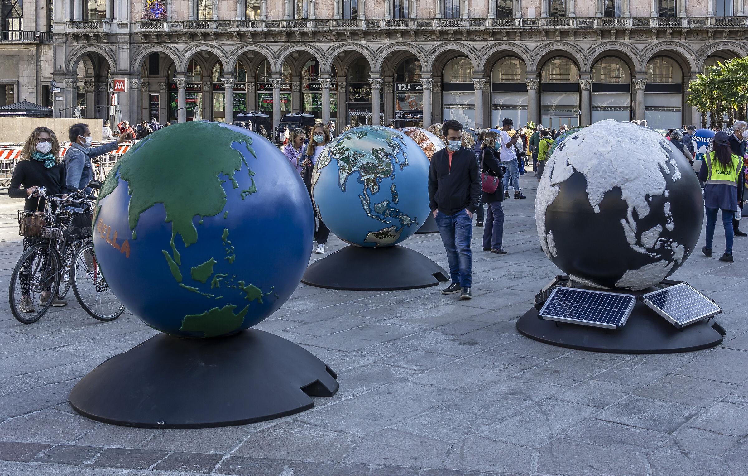 WePlanet - Easter 2021 in Piazza del Duomo. 16:18:12...