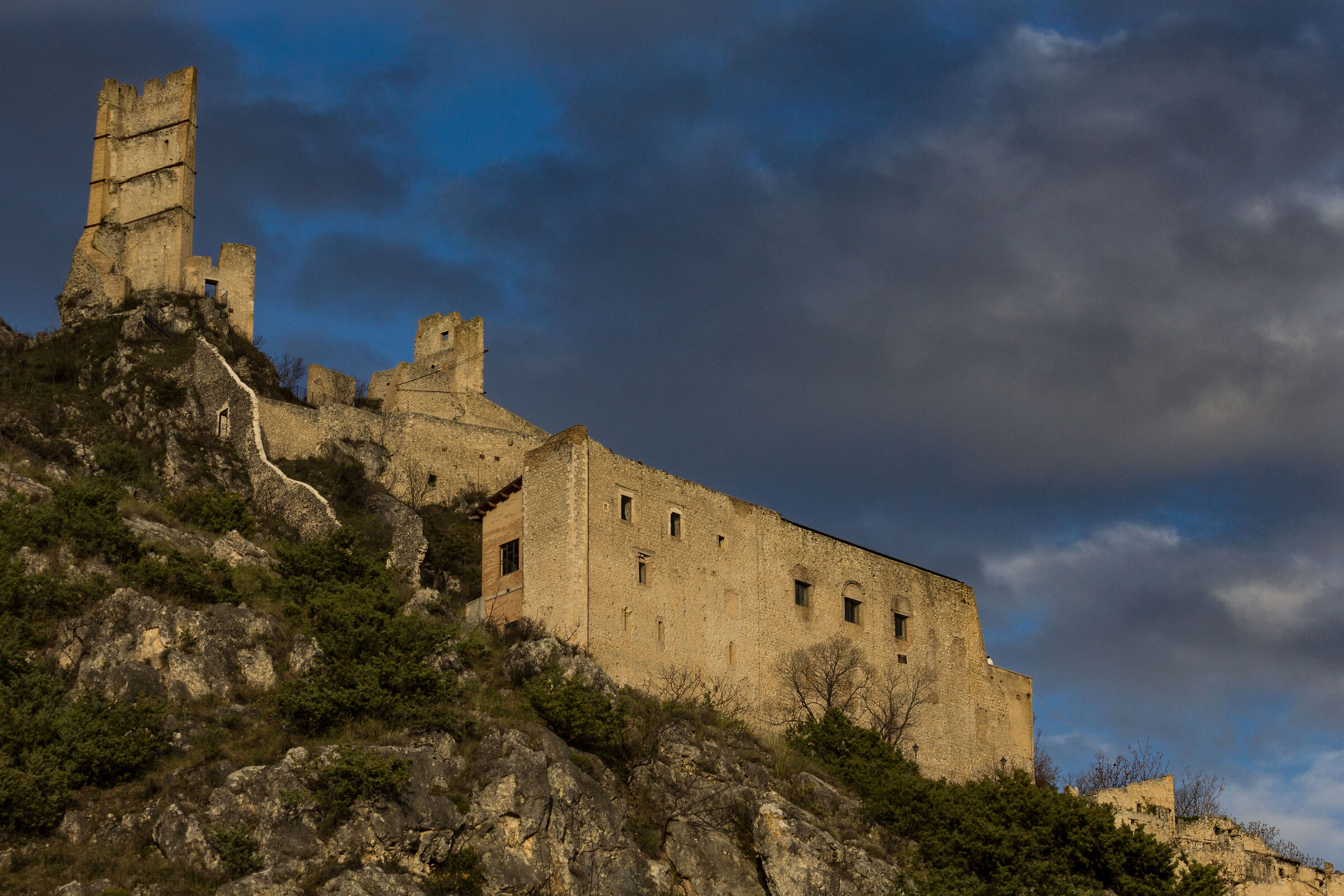 Le mura di pietra al tramonto...