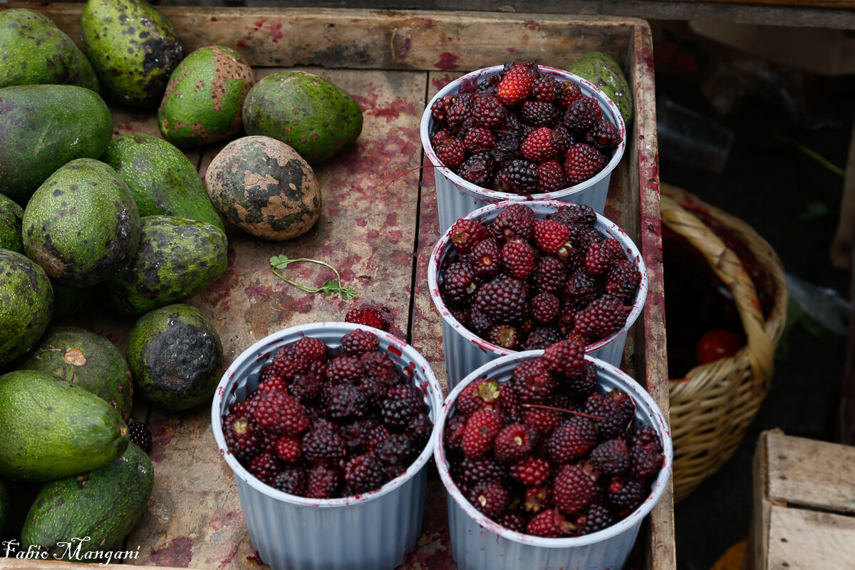 Mercato della frutta paesello andino -Ecuador -...