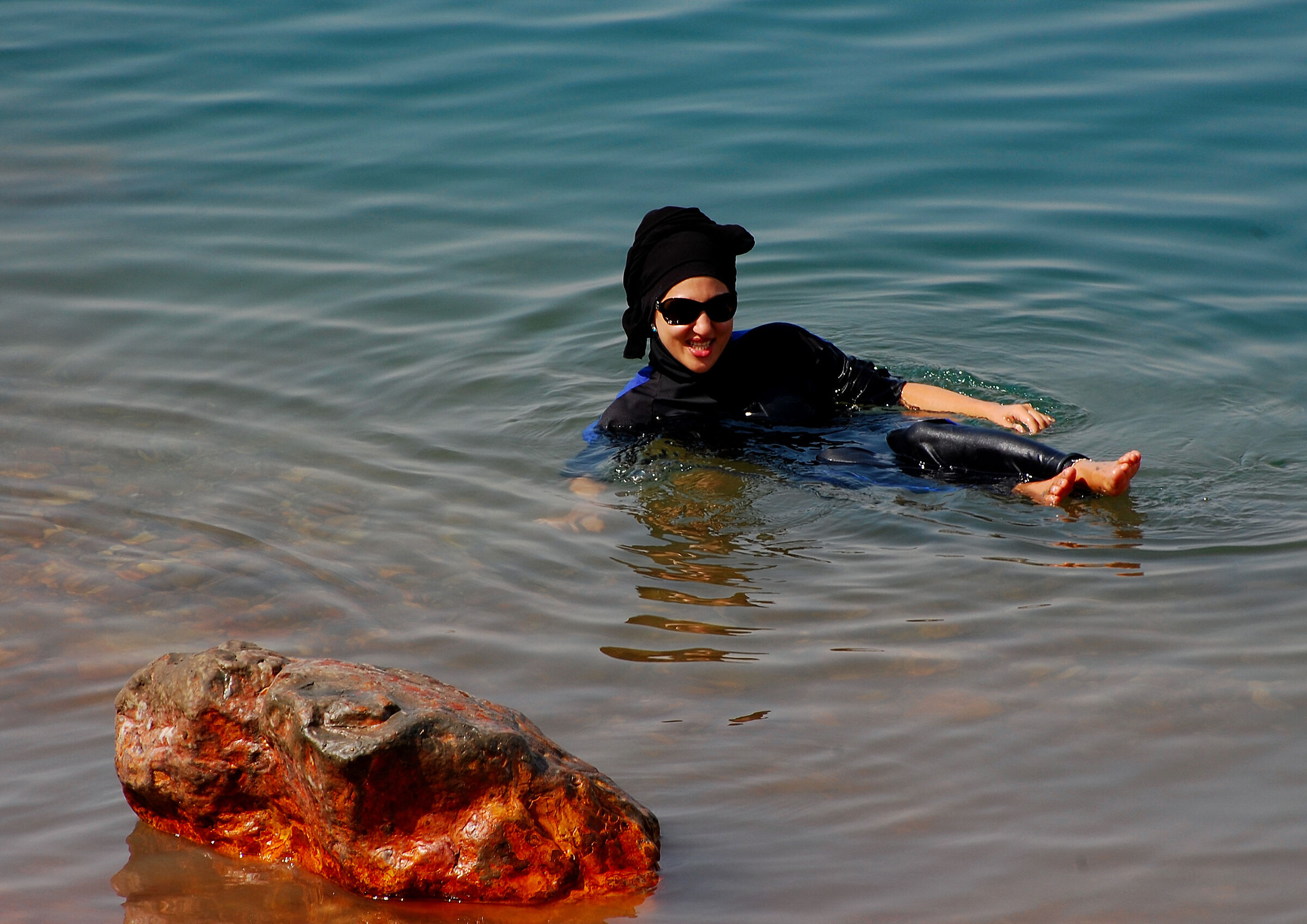 Mar Morto: costume un po' audace?...