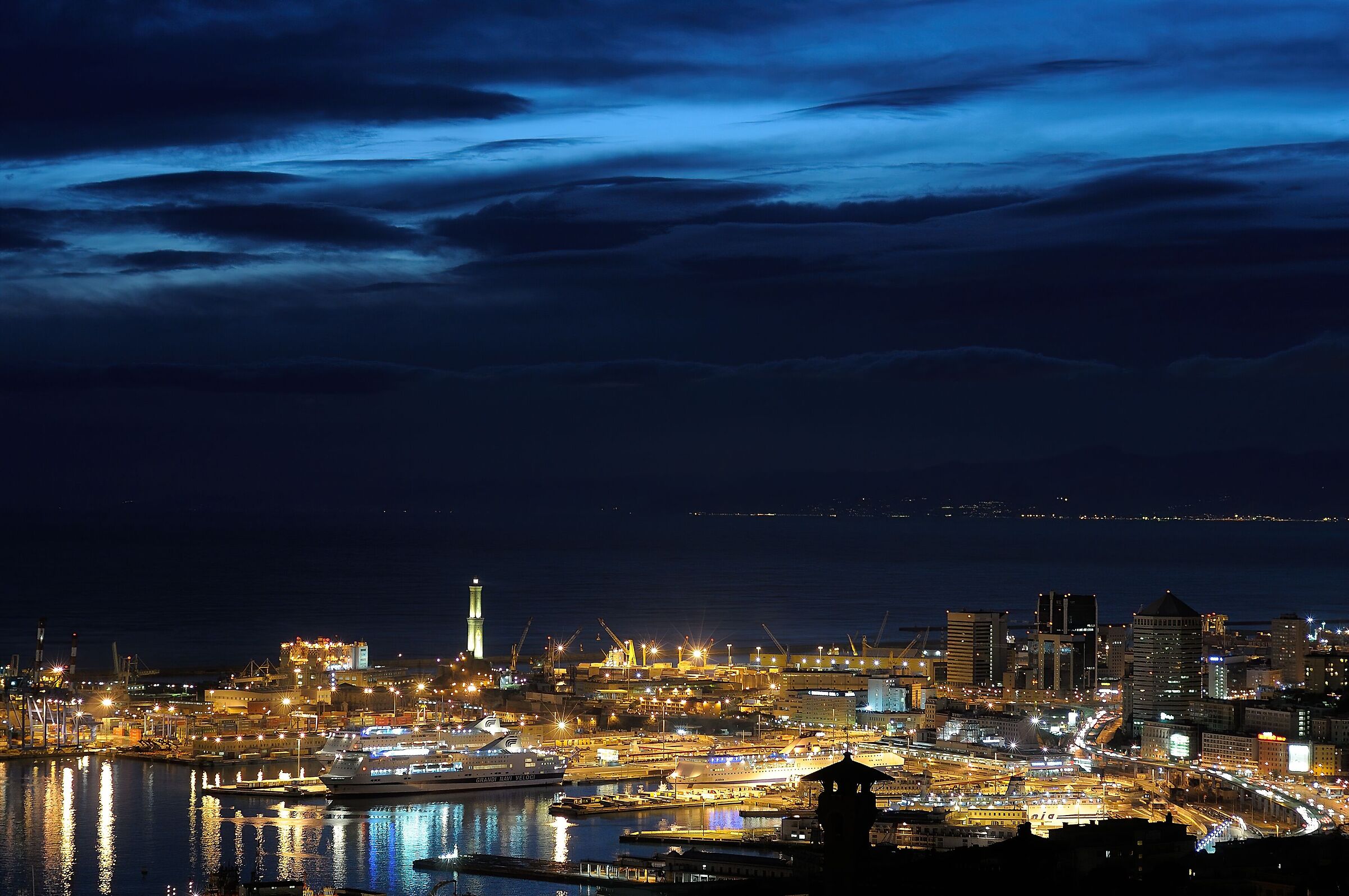 Genova Panorama Notturno da Righi...