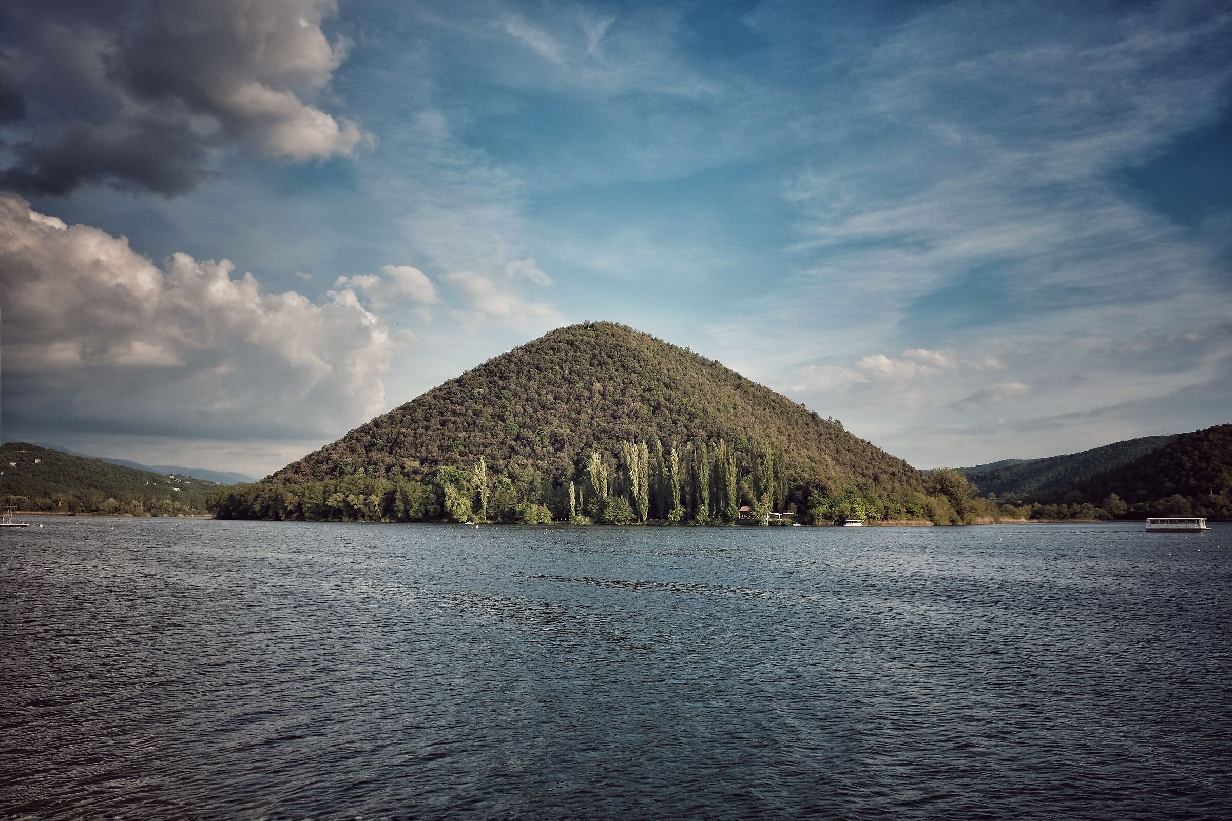 Piramide sul lago...