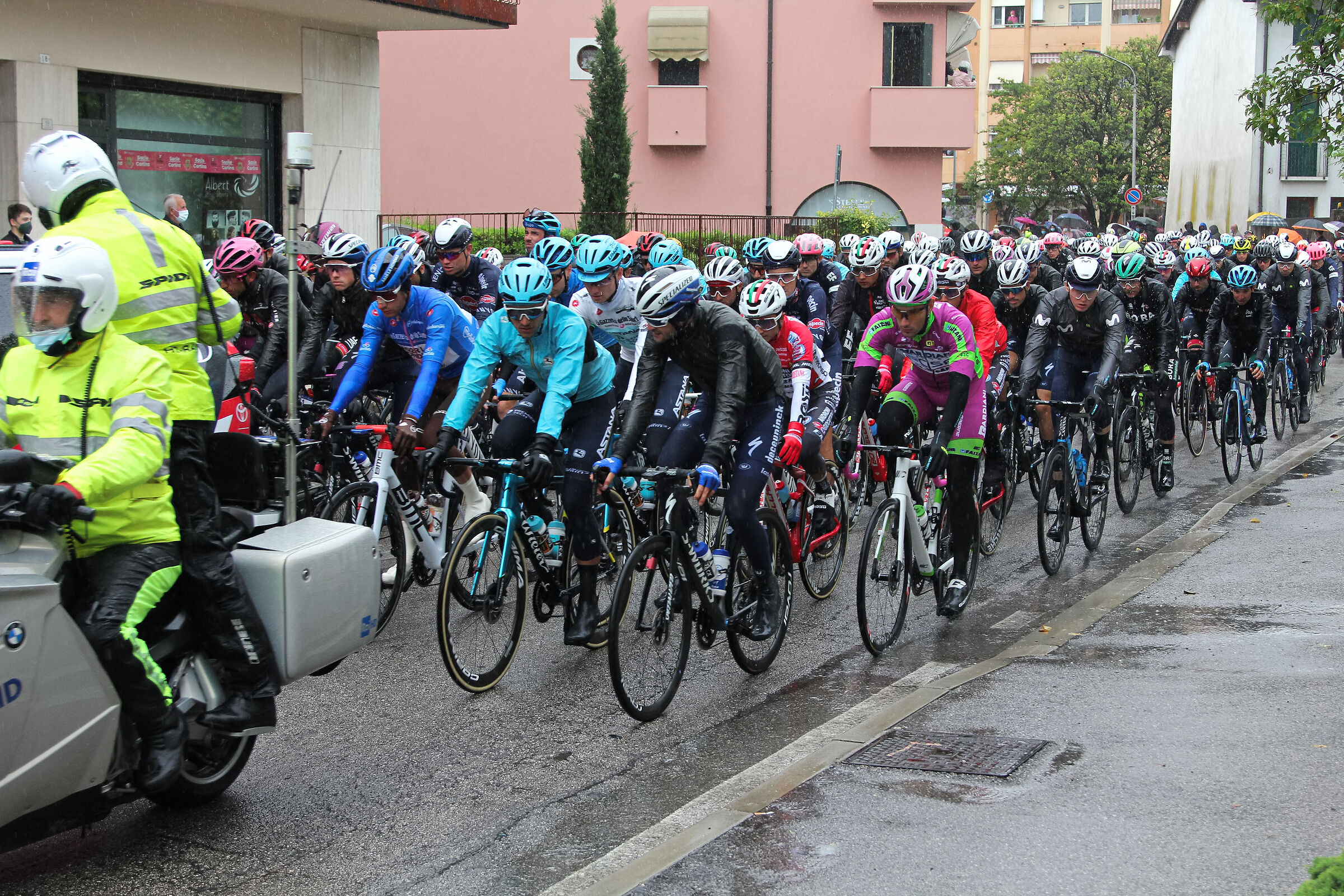 Start of Giro Tappa 2 Sacile - Cortina...