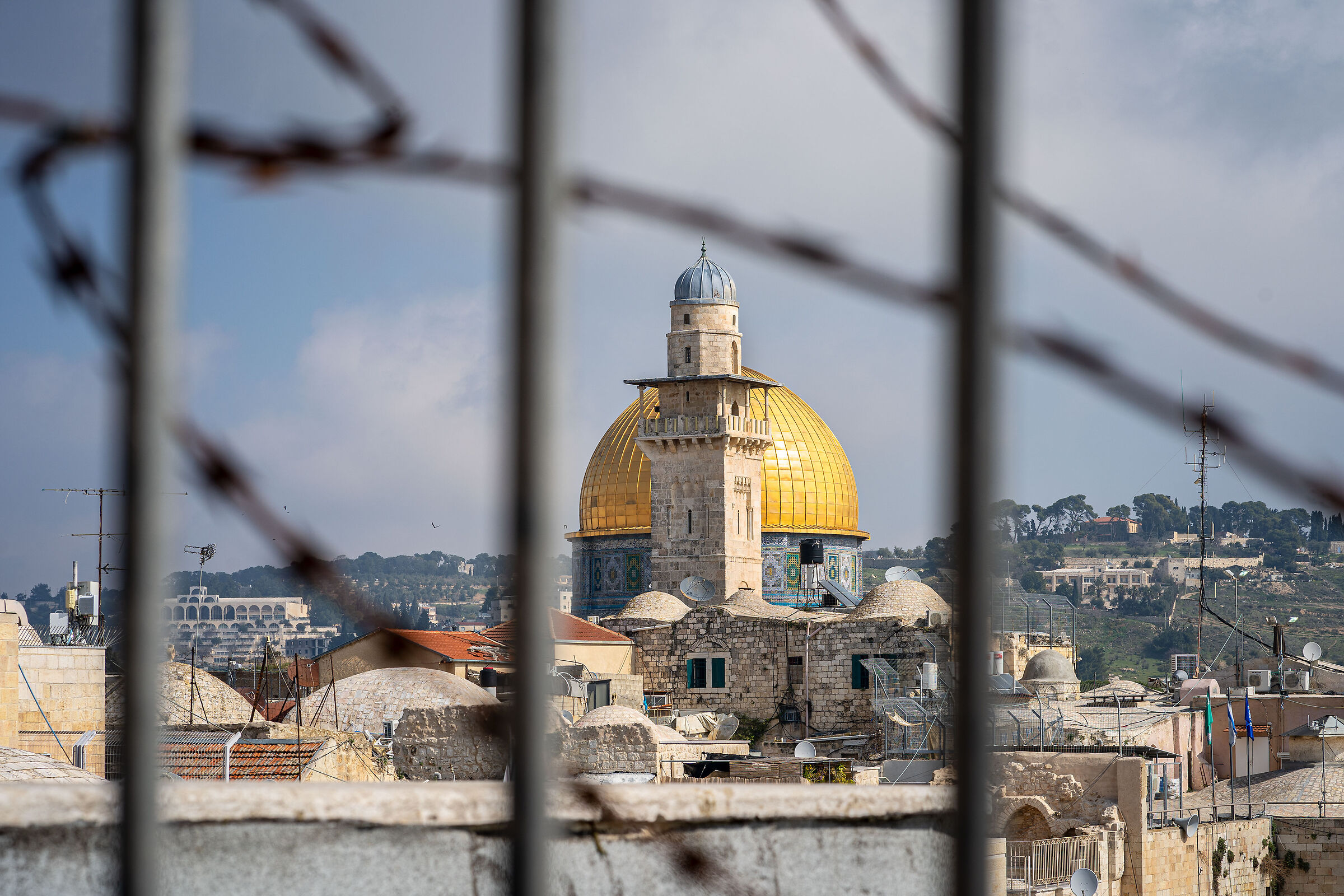 Fences, barbed wires and golden domes...