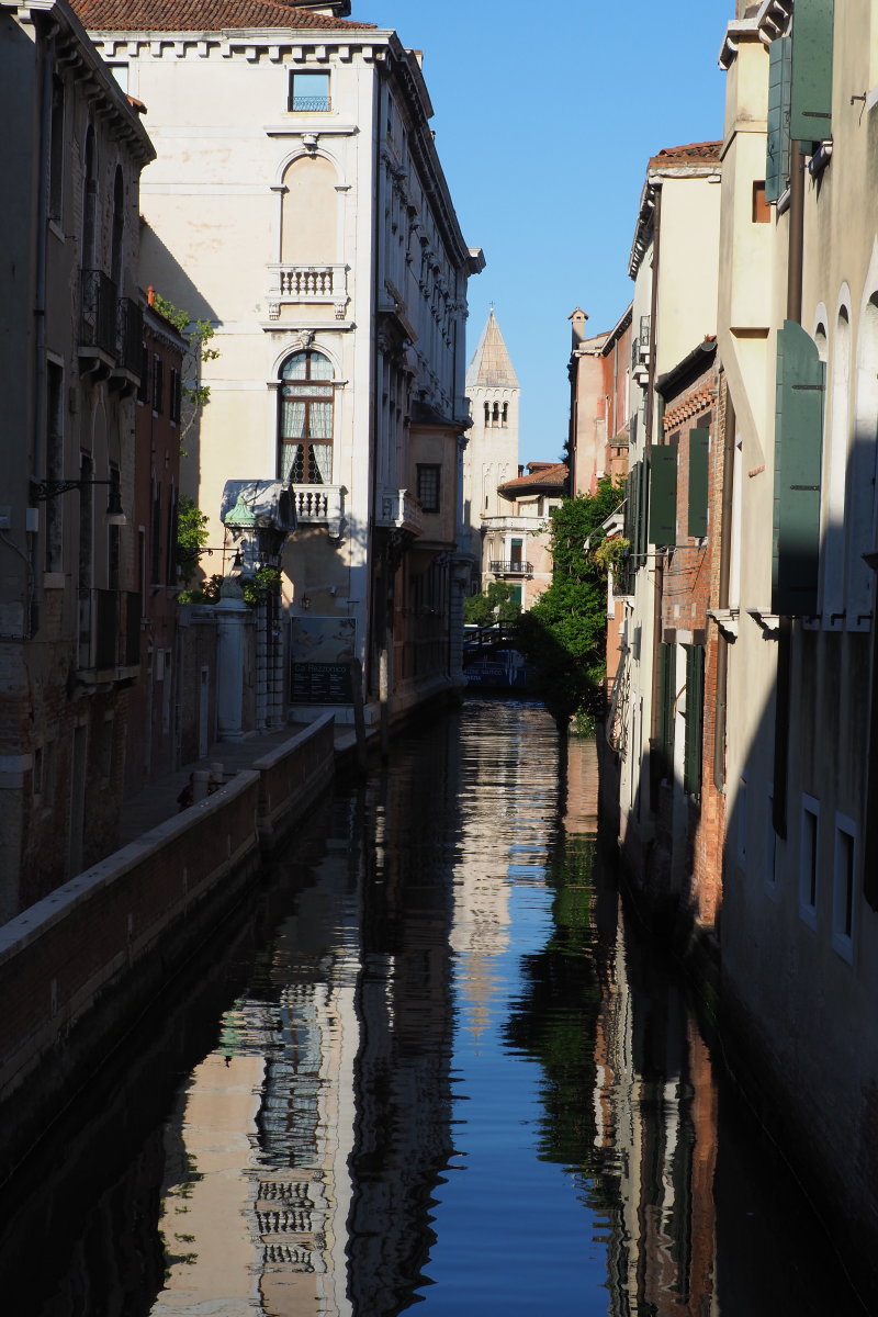 Between lights, shadows and reflections ... Venetian normality...