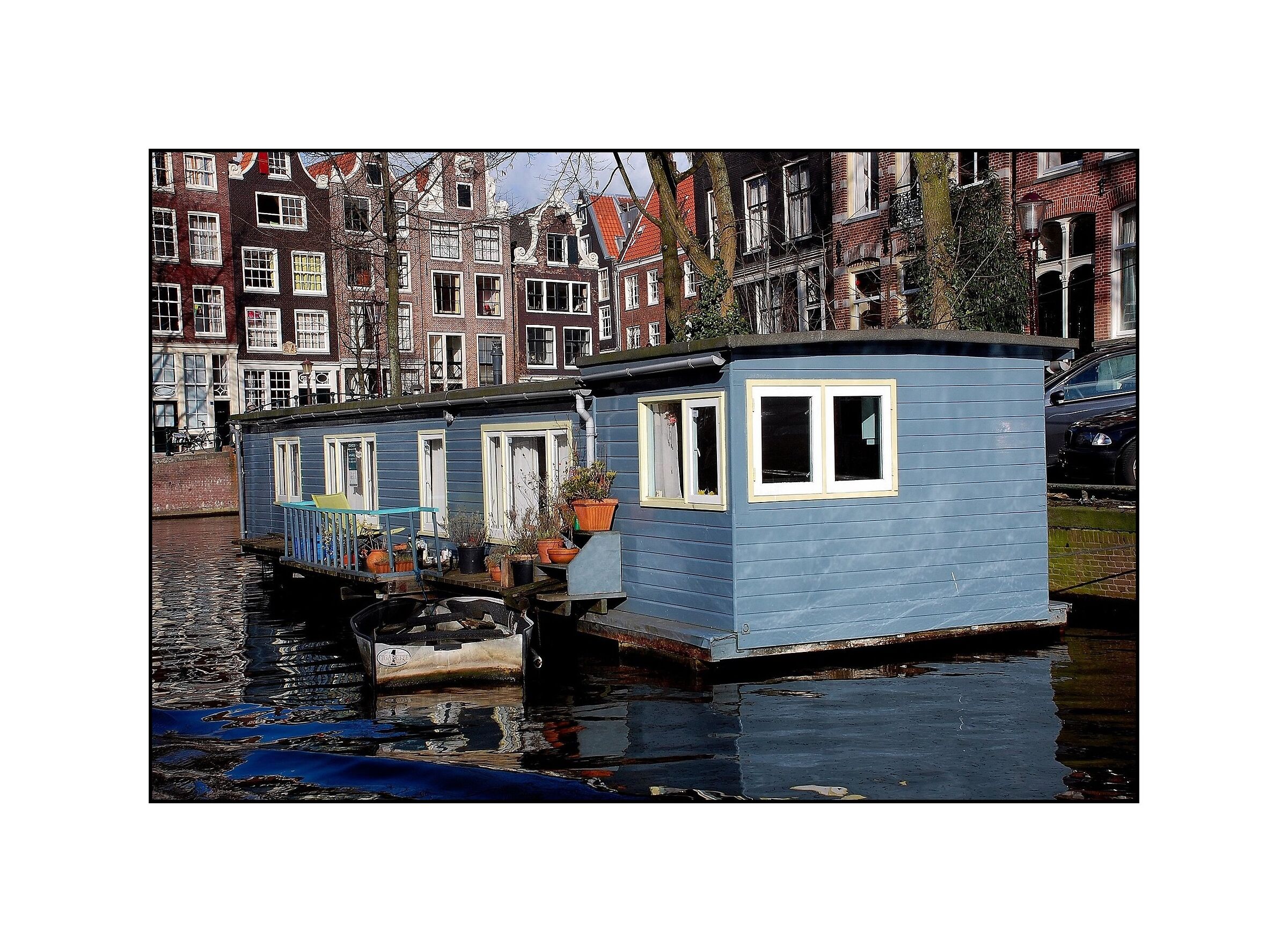 Amsterdam : Canal villa with private parking......