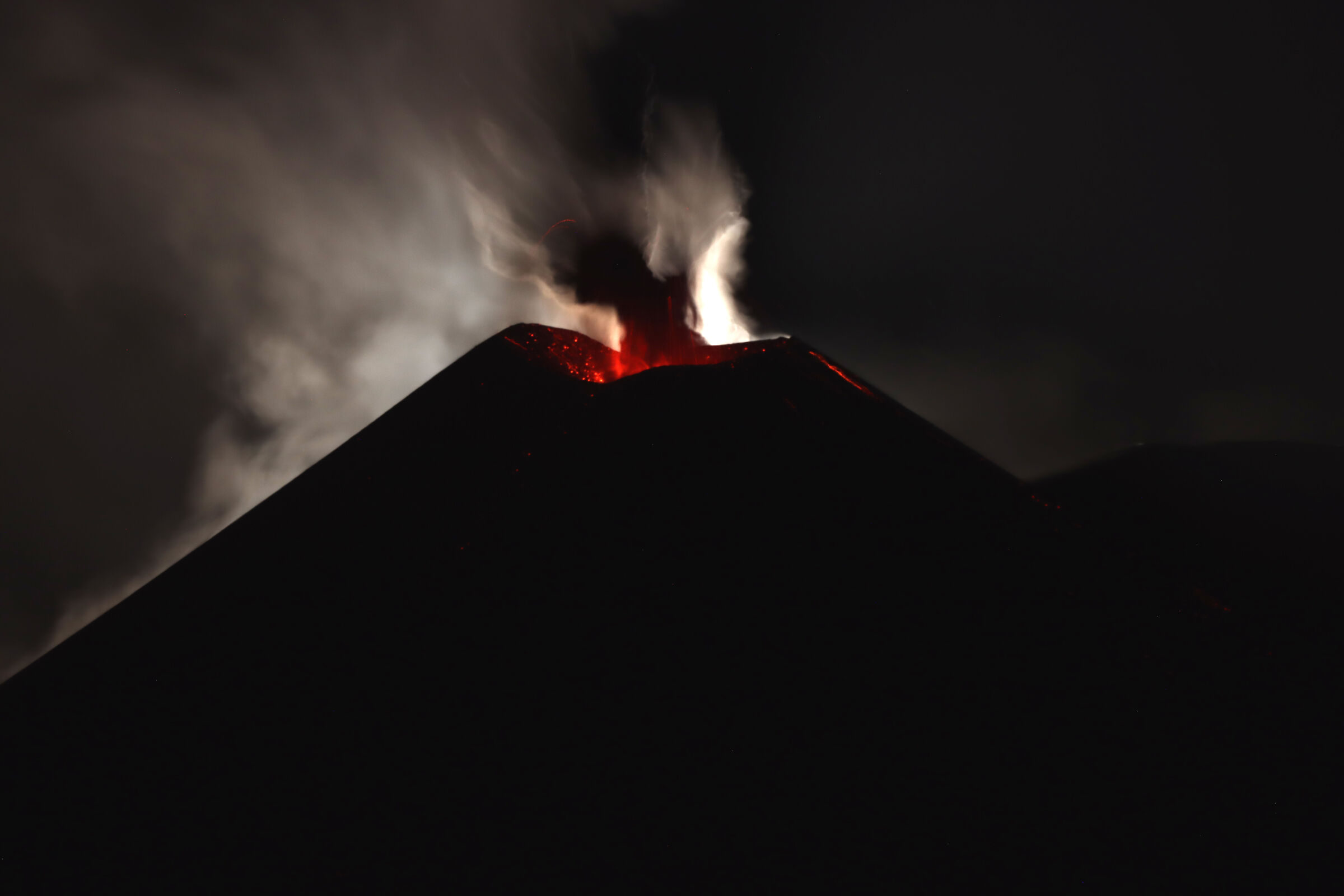 Etna and the Moon- Eruption of 16-6-2021....