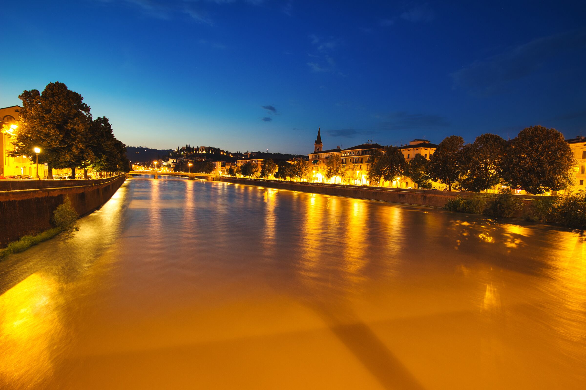 Ora blu su Ponte Navi (Verona)...