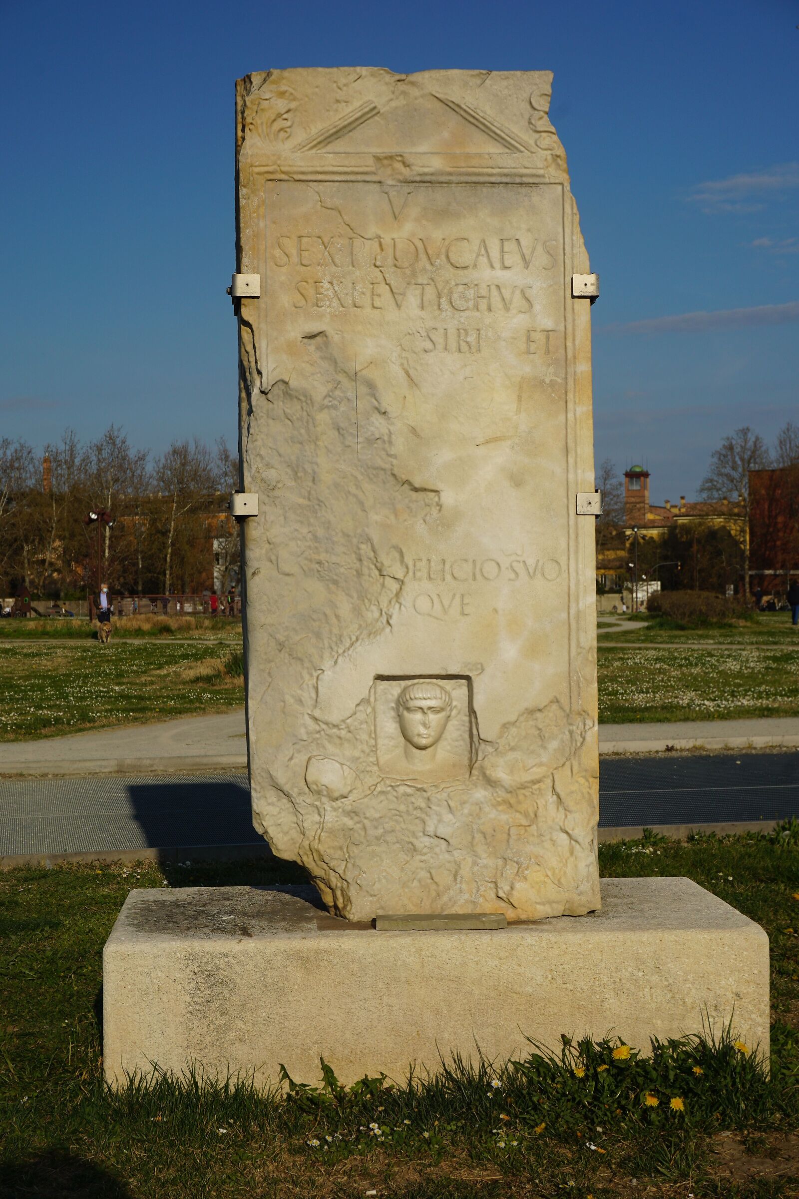 Stele funeraria - Parco Novi Sad...