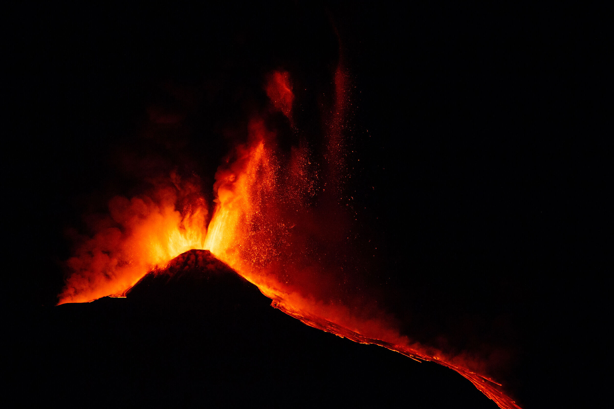 Fan lava fountains, 22-23 February 2021, Etna....