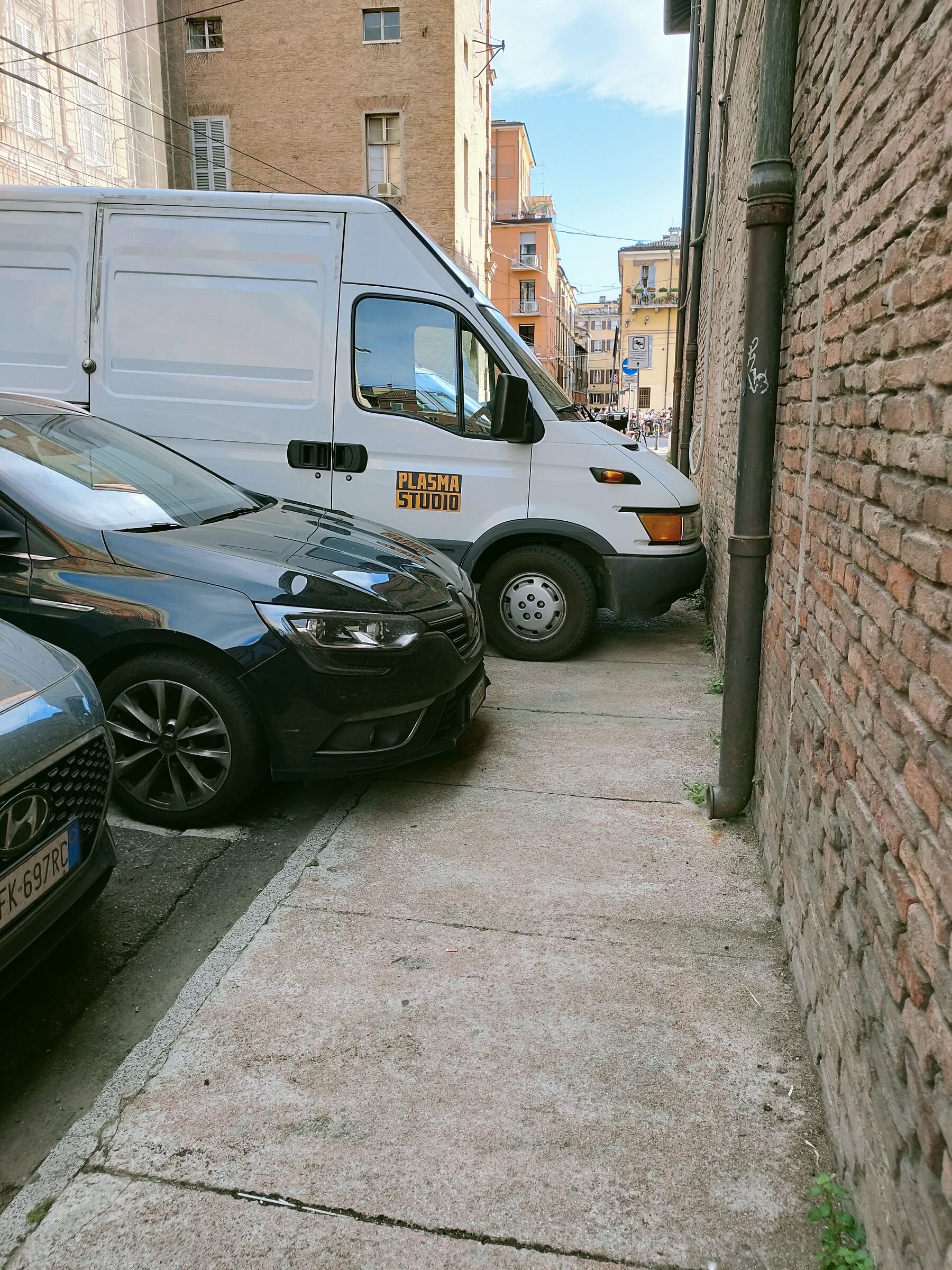A Modena i × parcheggiano così....