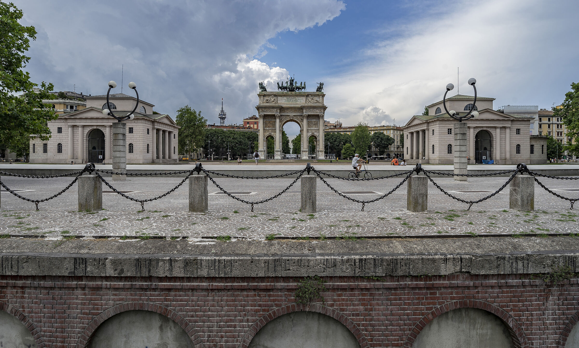 Arco della Pace con gli ex Caselli Daziari...