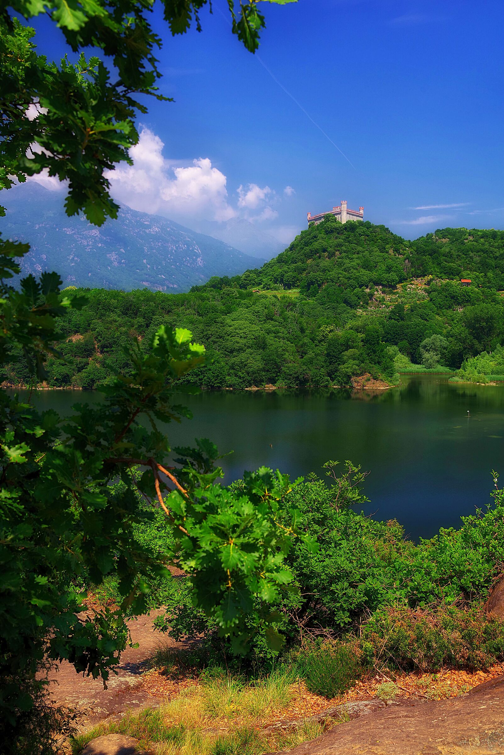 Lake Pistono and the castle of Montalto...