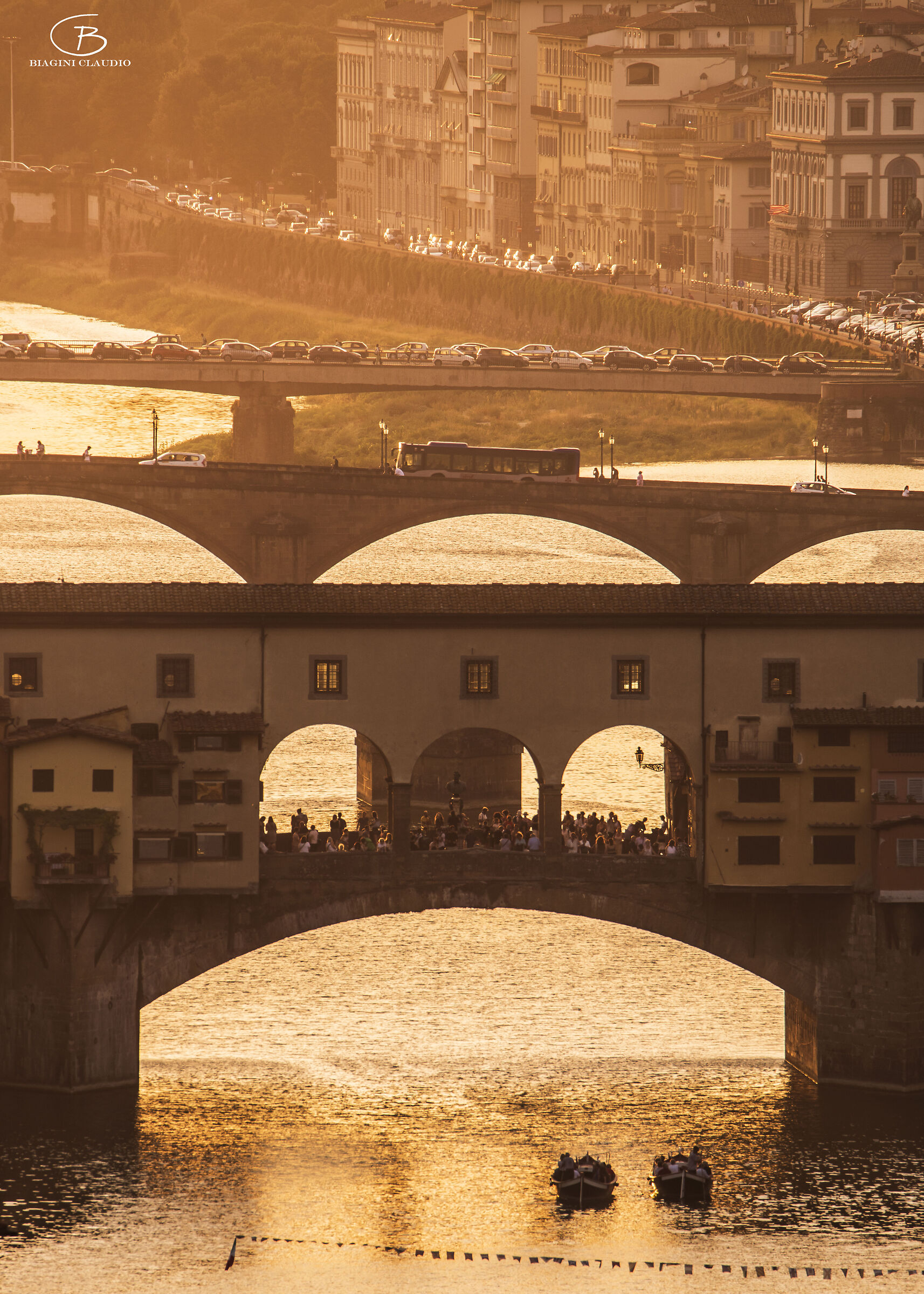 Urban traffic around the Ponte Vecchio...