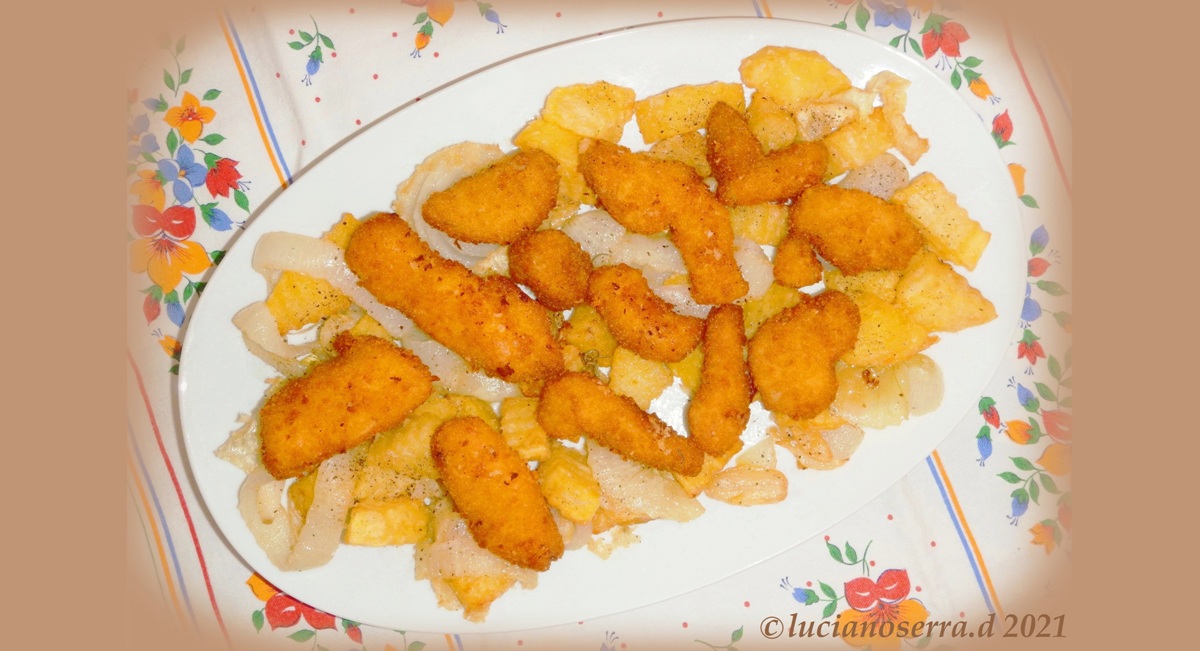 Breaded chicken fillets with fried potatoes and onions...