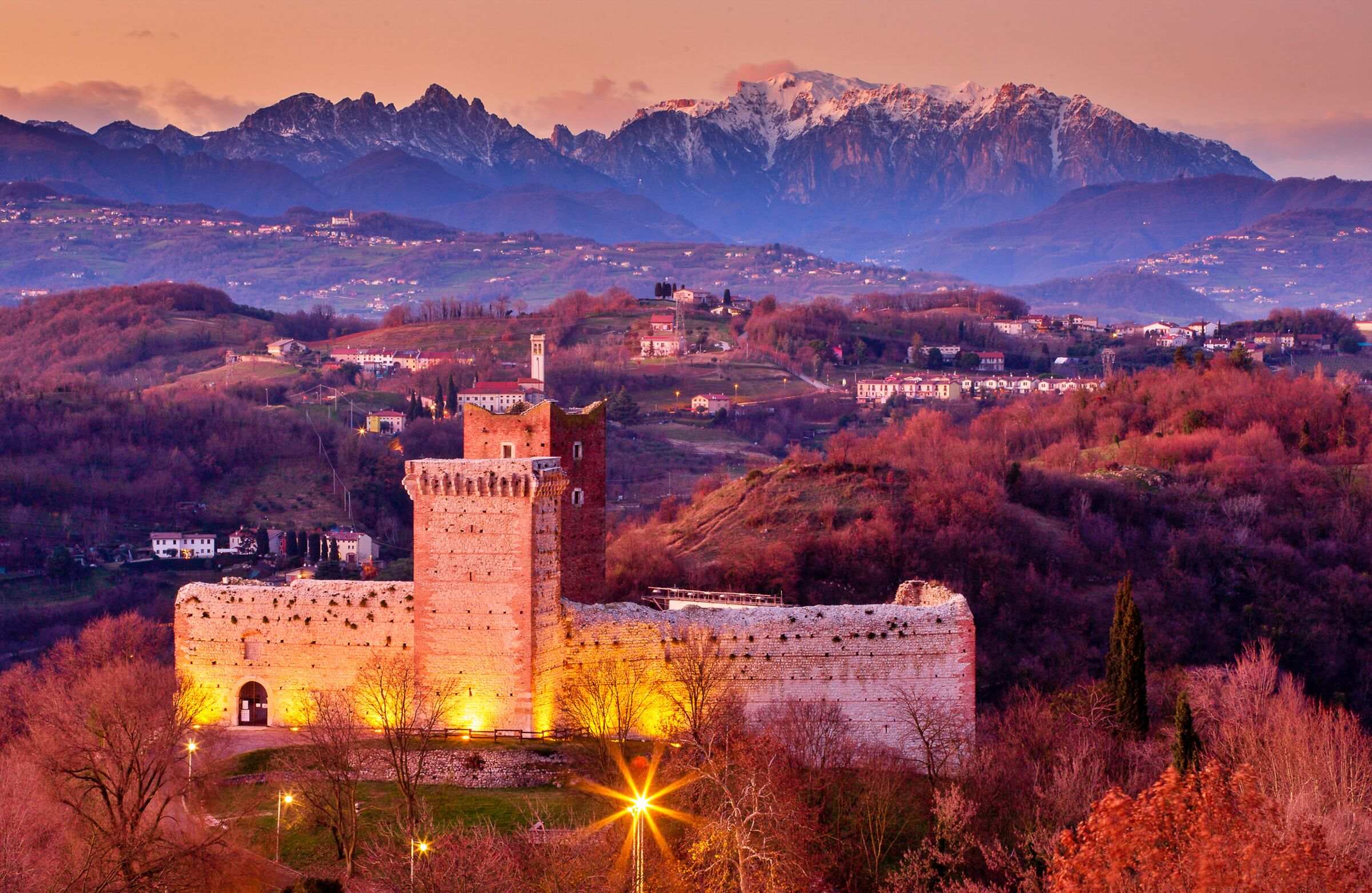 Castello di Romeo con sullo sfondo le Piccole Dolomiti...