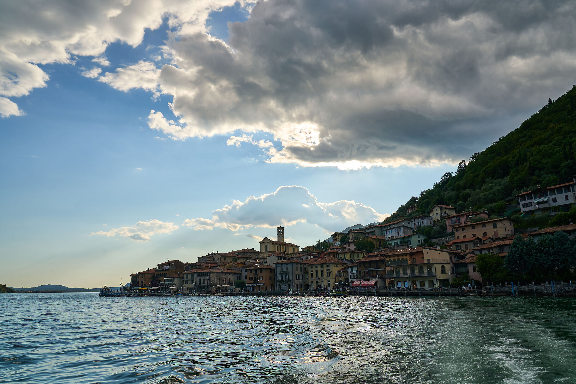 Peschiera Maraglio- photo by ferry-...