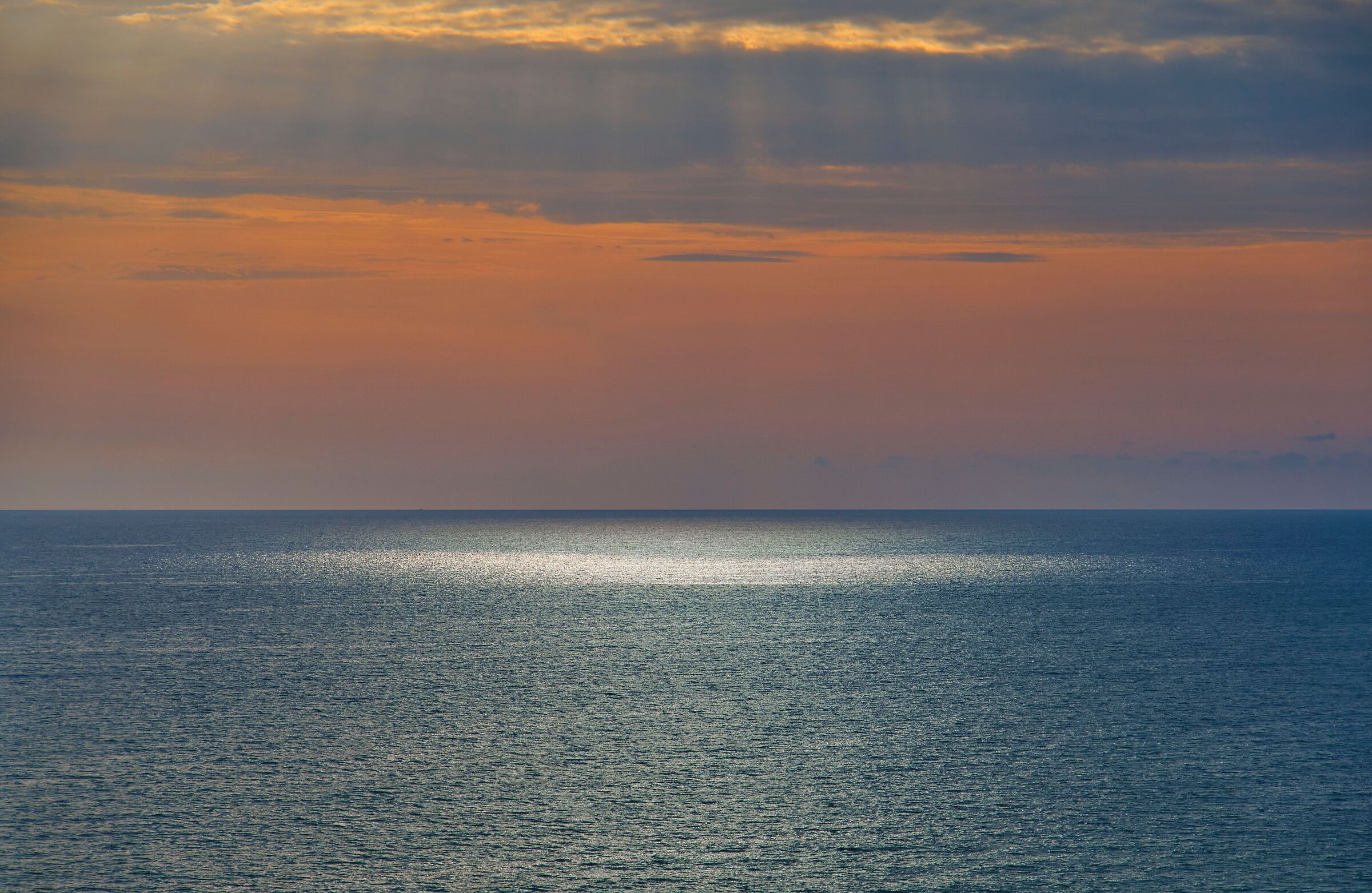 Macchia di luce sul mare...