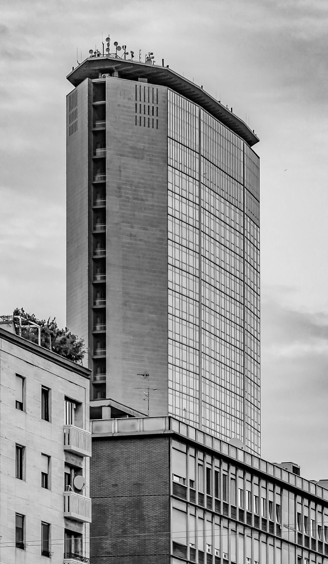 Pirelli skyscraper from P. della Repubblica (clipping)...