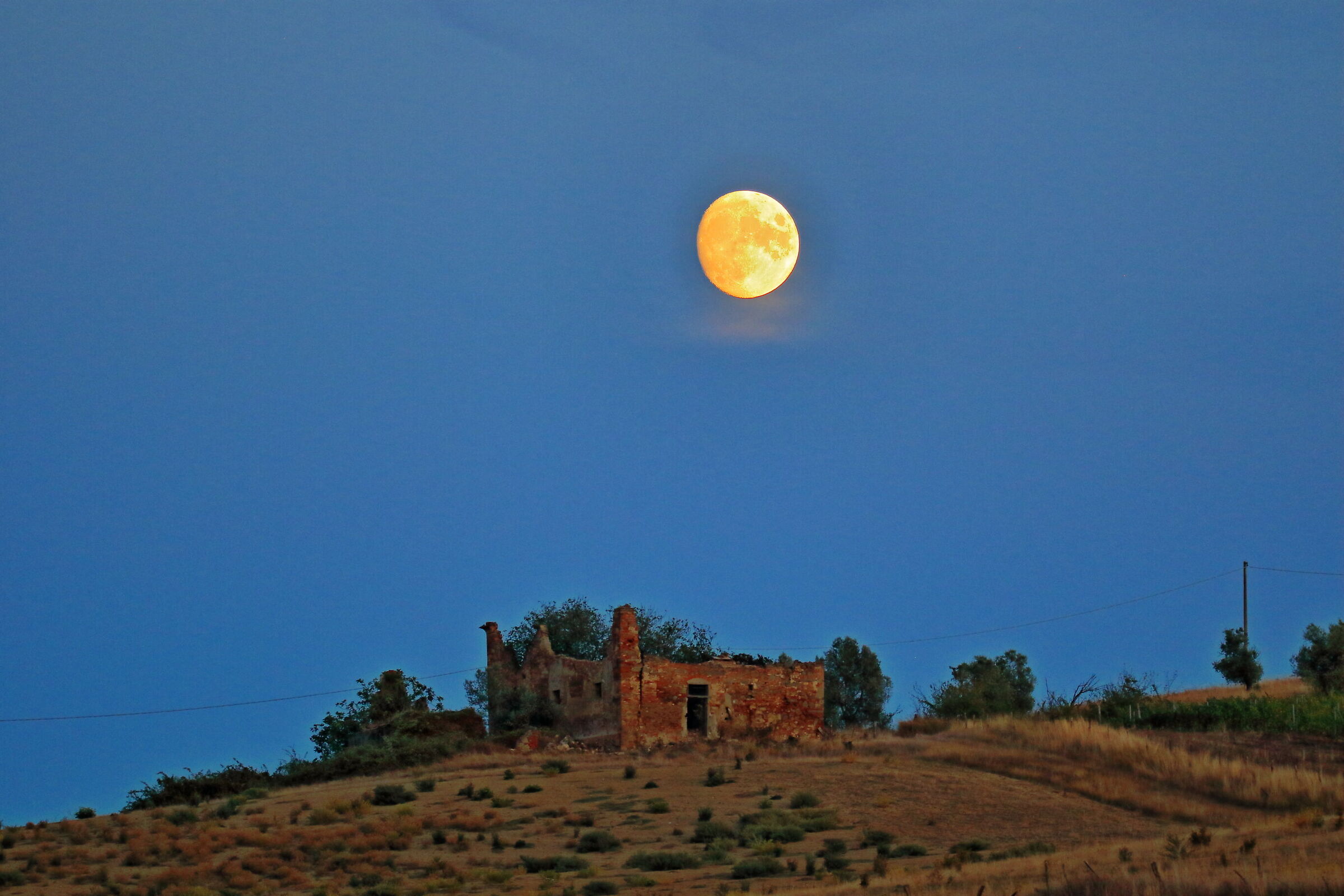 The moon and the ruin...