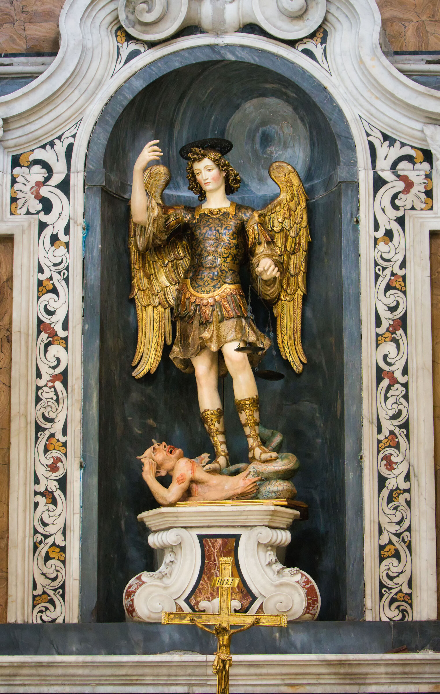 Statua di San Michele (altare maggiore)...