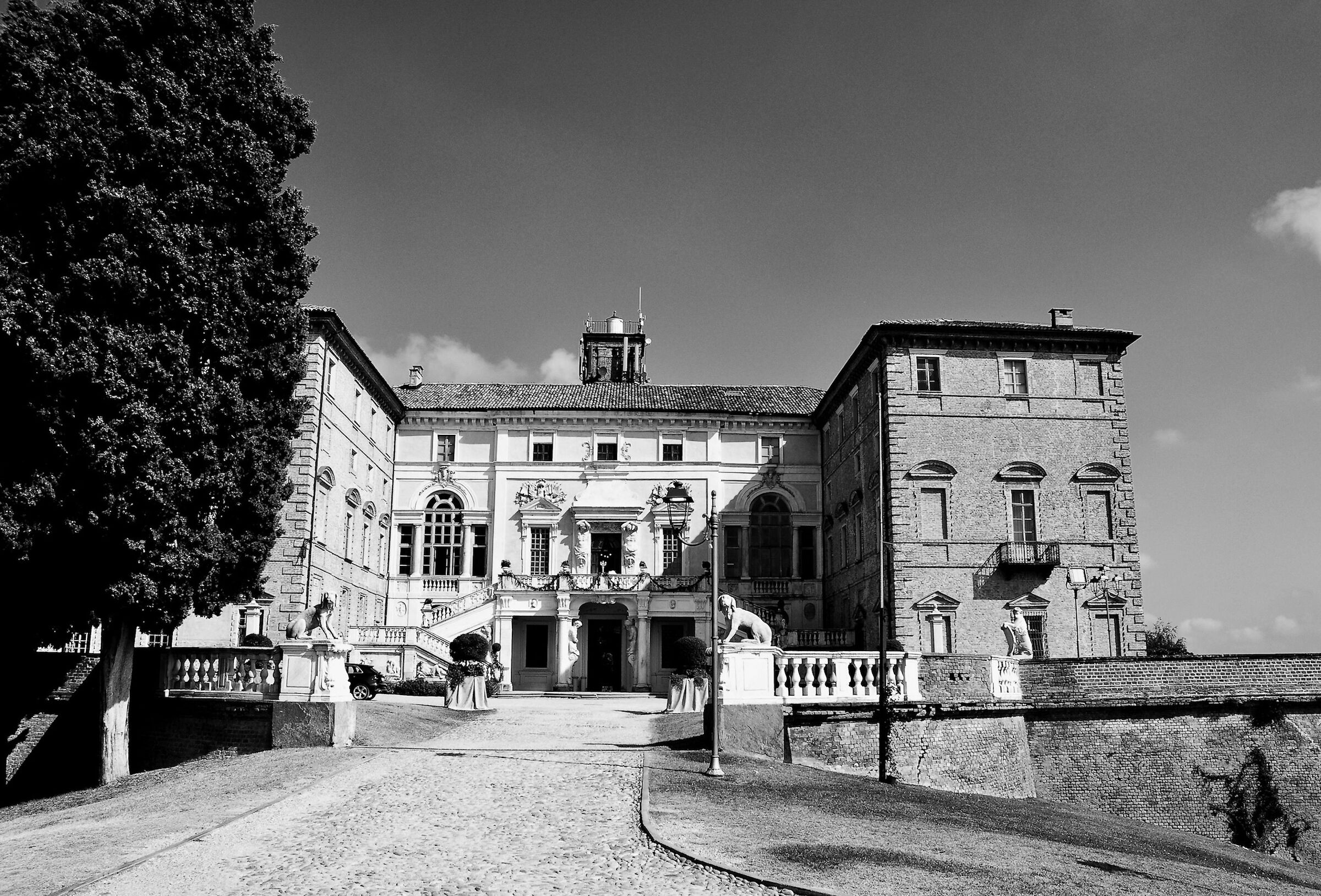 Royal Castle of Govone - Entrance...