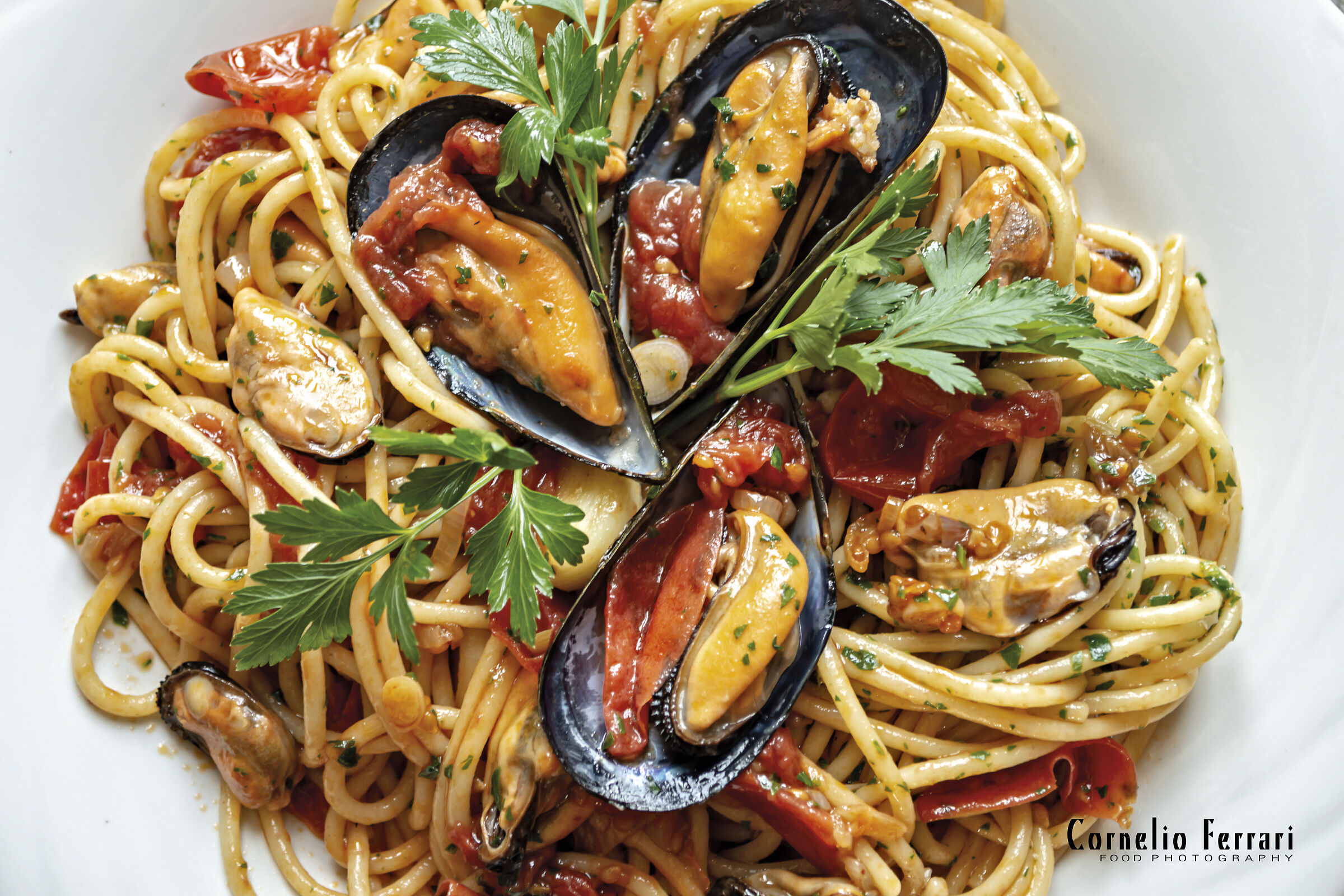 pasta spaghetti mussels tomato and parsley...