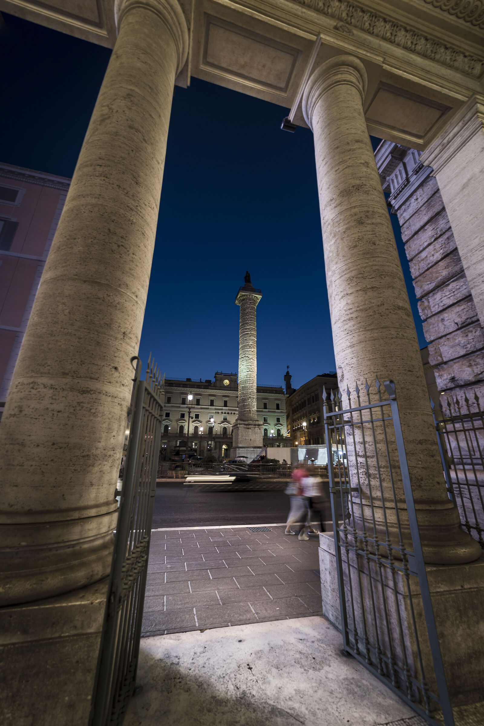 Tra le colonne - Colonna Marco Aurelio - Roma...
