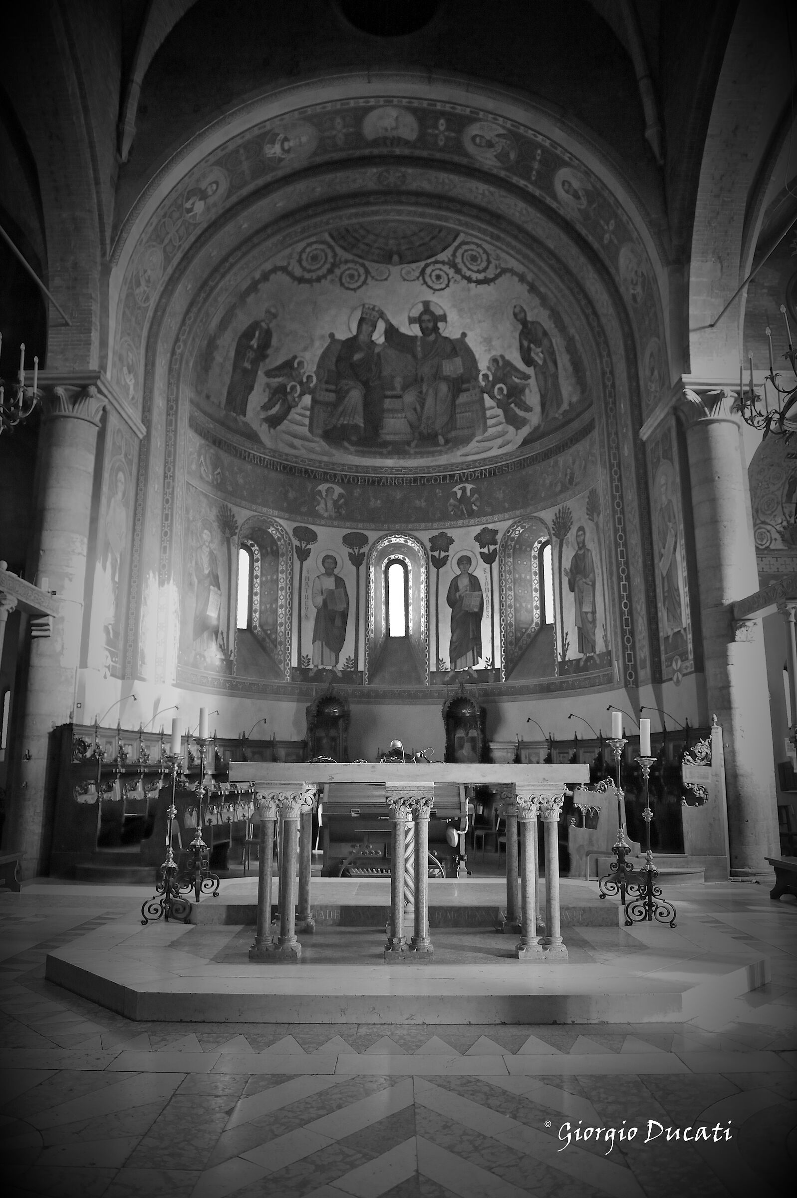 interno Duomo di Modena la cappella della musica...