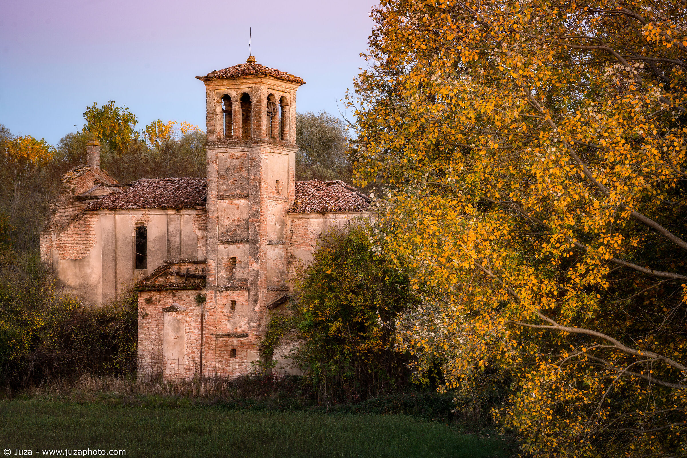 La chiesa di Rigosa, d'autunno...