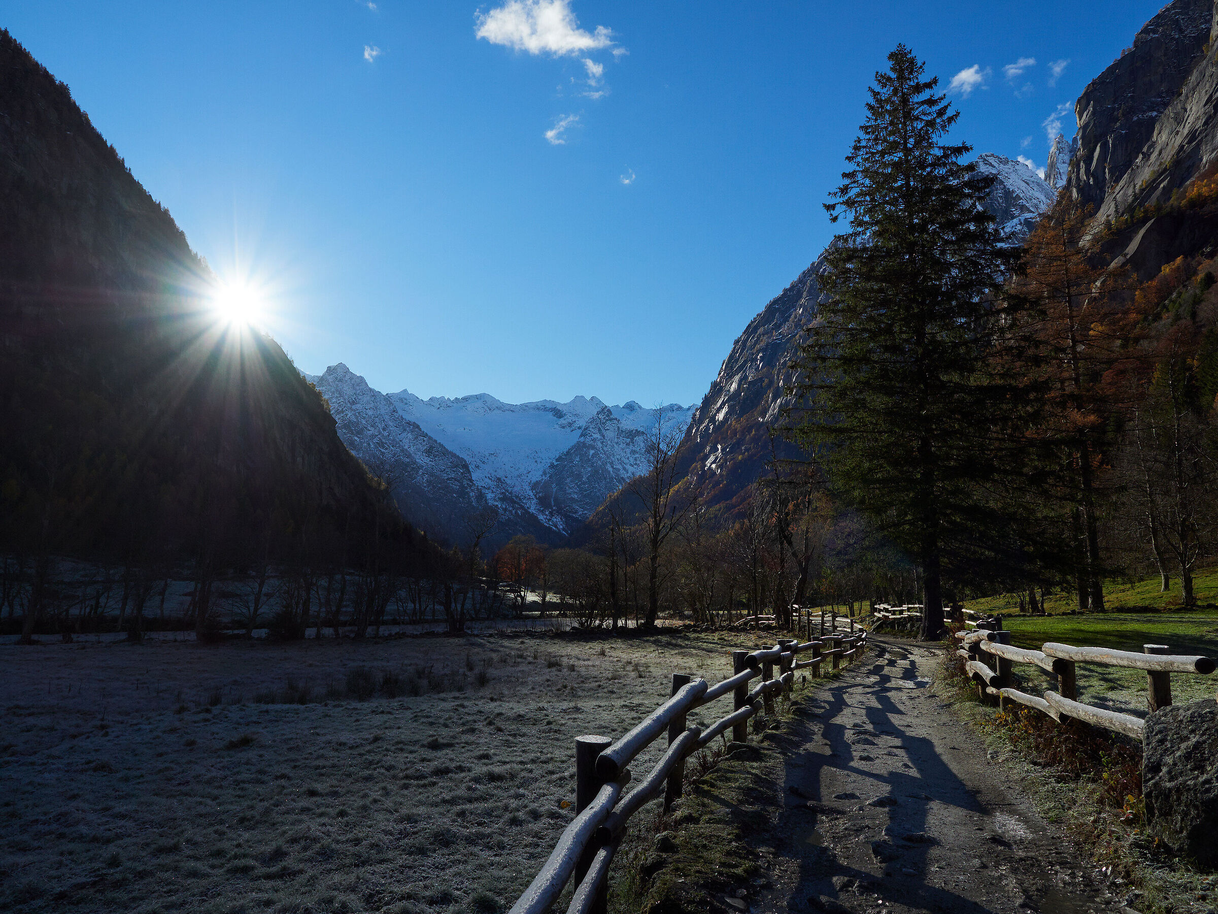 On the mule track of the Val di Mello...