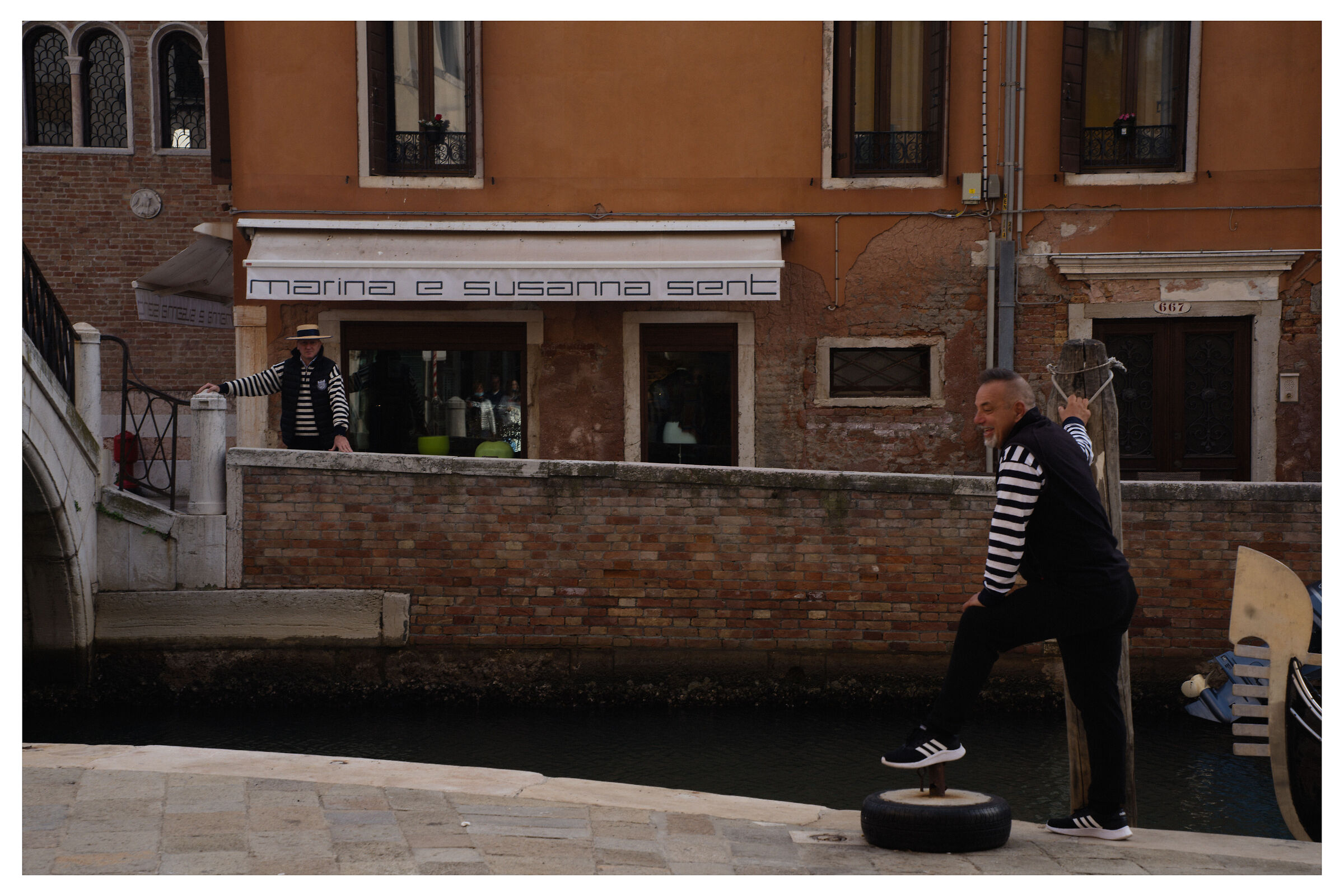 The gondoliers, waiting for customers...