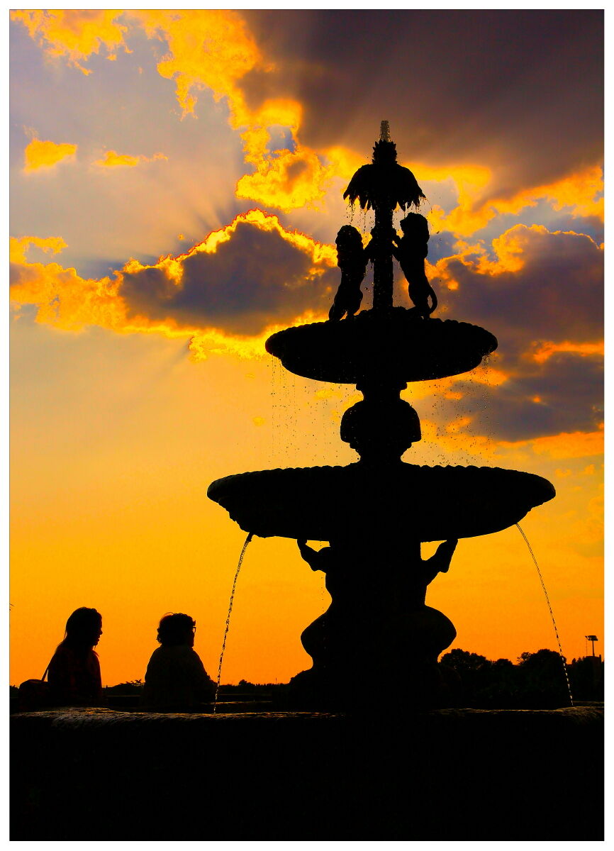 Sunset over the fountain of Palazzo dei Priori_1...