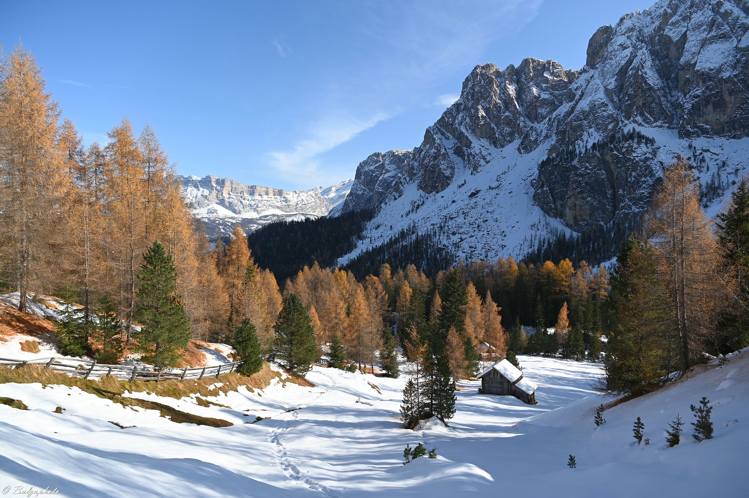 First snow and autumn colors in Longiarù Campill...