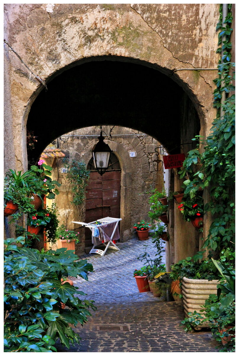 Along the ancient alleys of Ronciglione ...